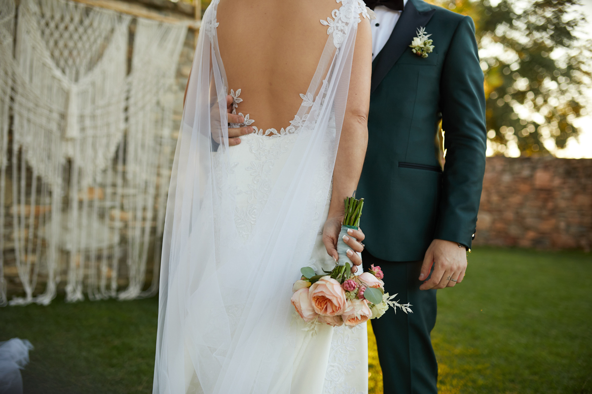 boda con ramo de flores, vestido espalda descubierta