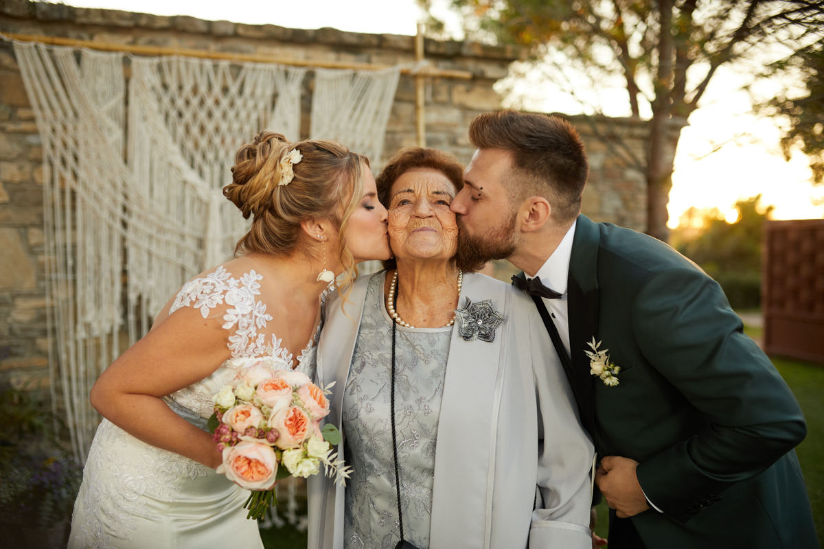 recien casados beso a la abuela