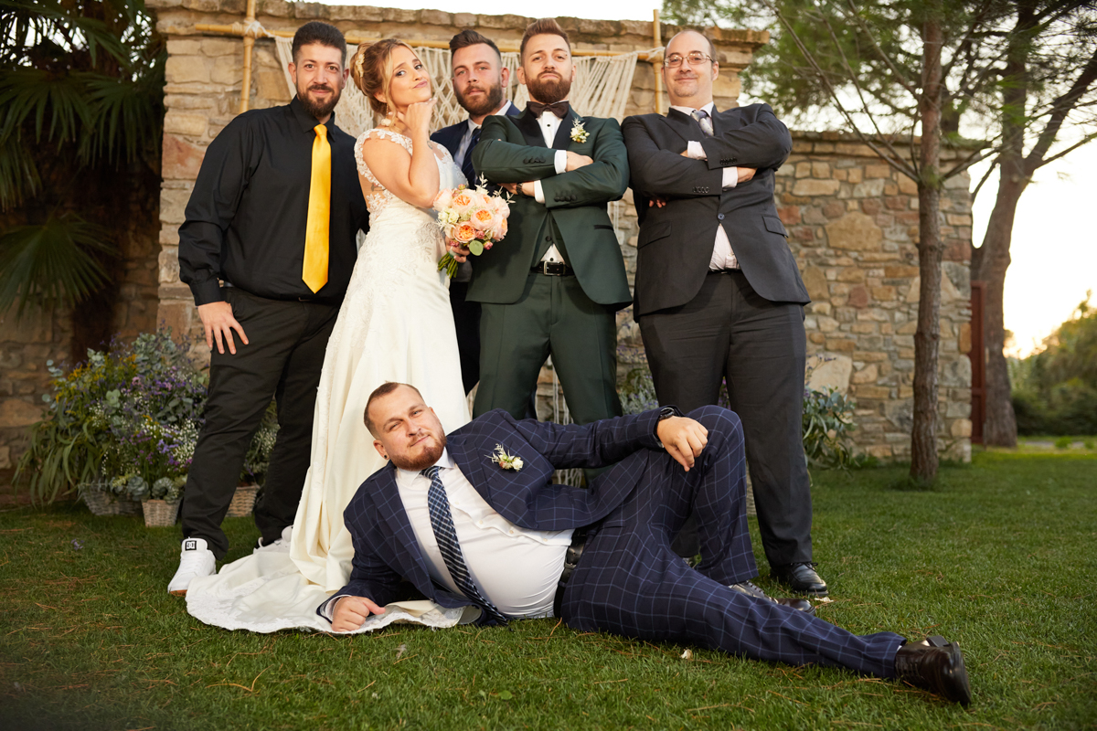 novios con grupo de familia