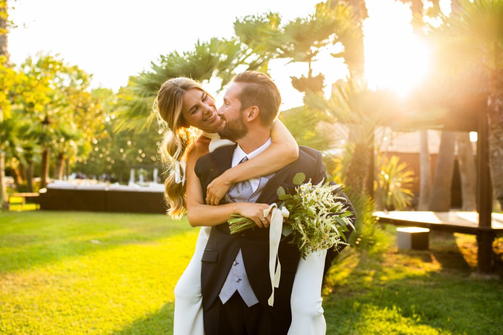 mirada romántica de recién casados