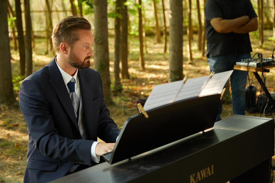 novio tocando el piano