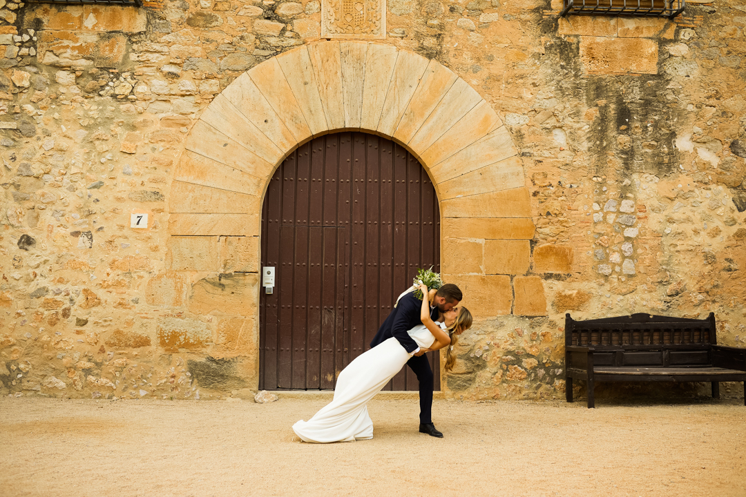 beso apasionado de novios