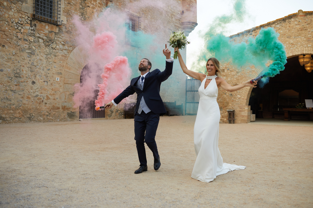 pareja de novios con bengalas de colores