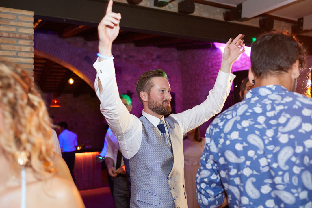 novio en la fiesta de su boda