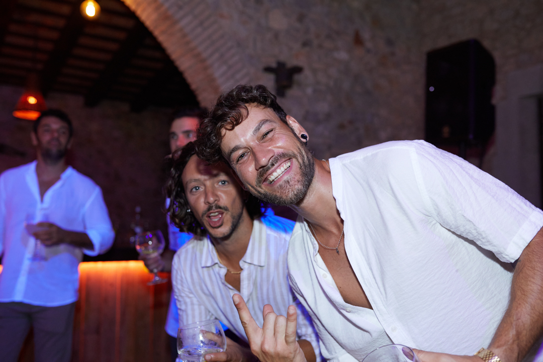 amigos en las fiesta de la boda