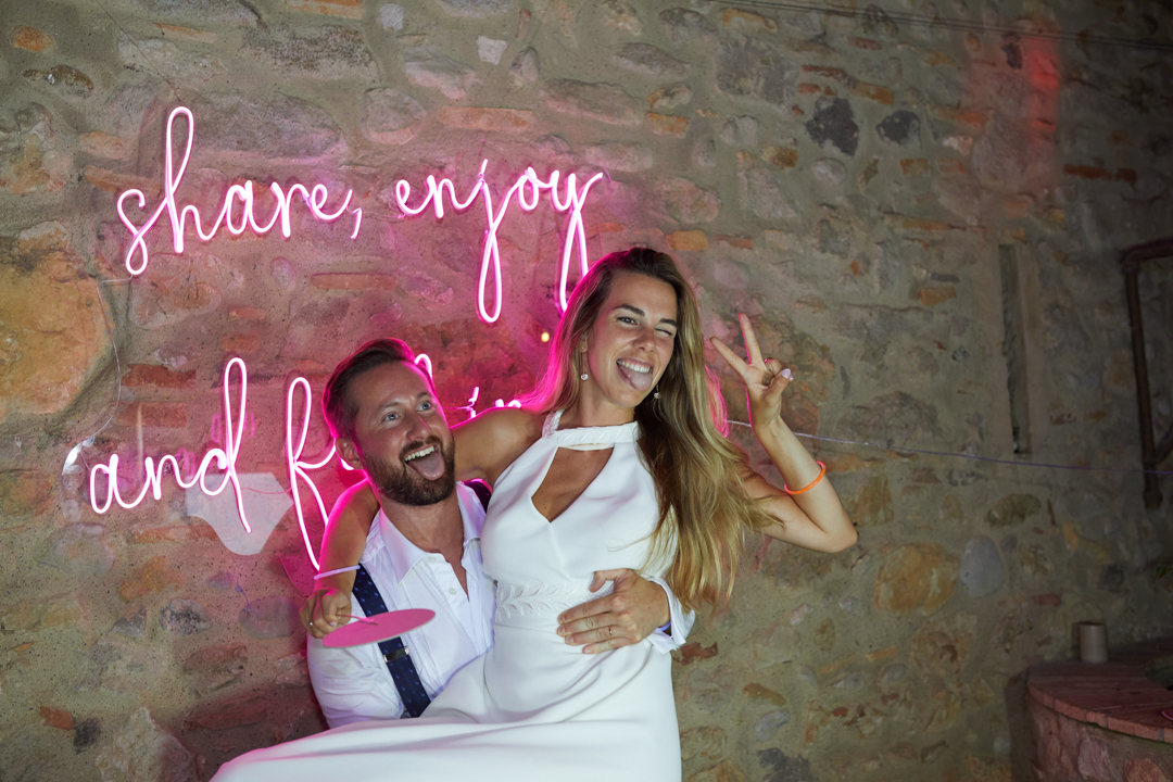 photocall de novios con neones