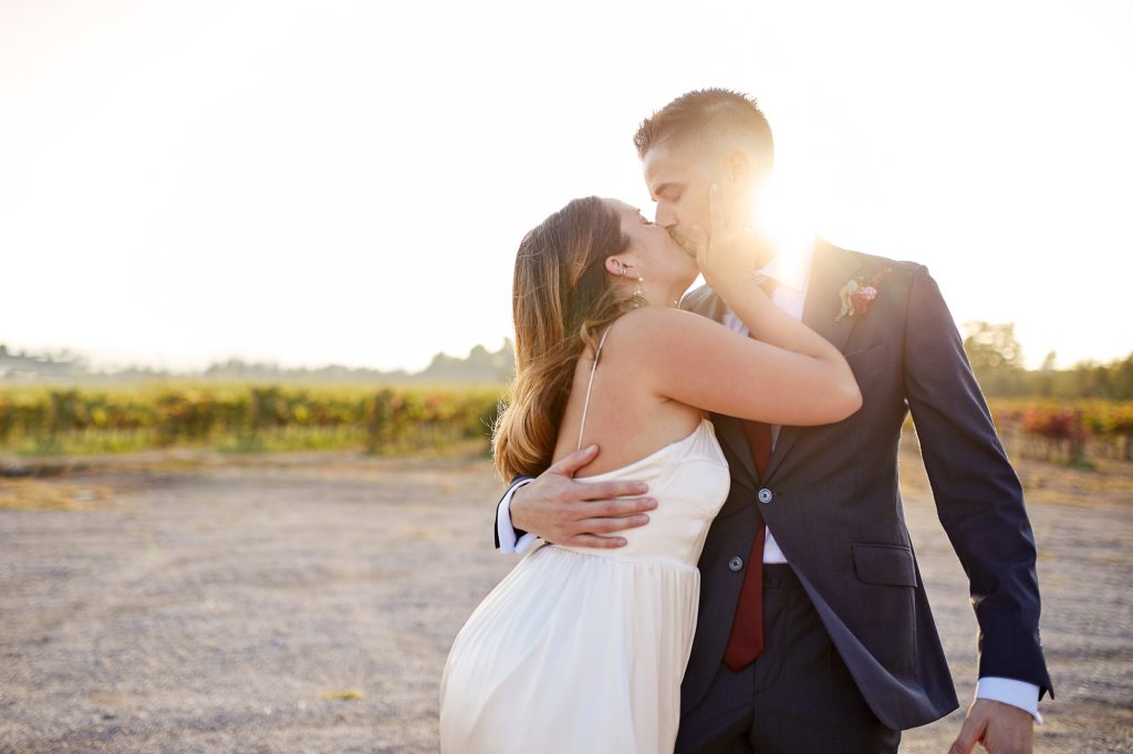 pareja besandose en el campo