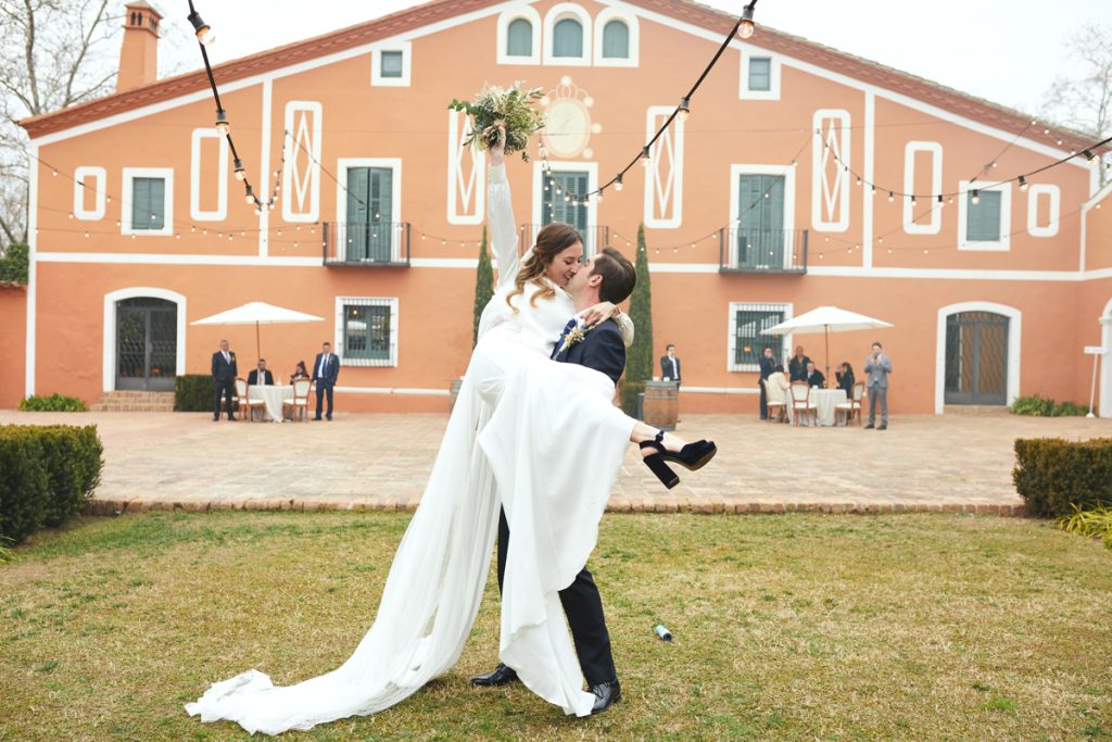 beso con la novia en brazos