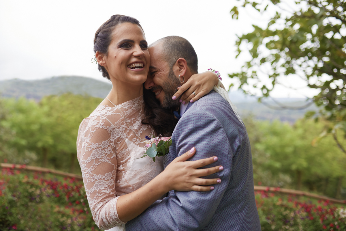 abrazo matrimonio en la naturaleza
