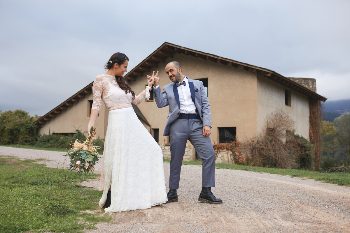 mostrando los dedos de las alianzas