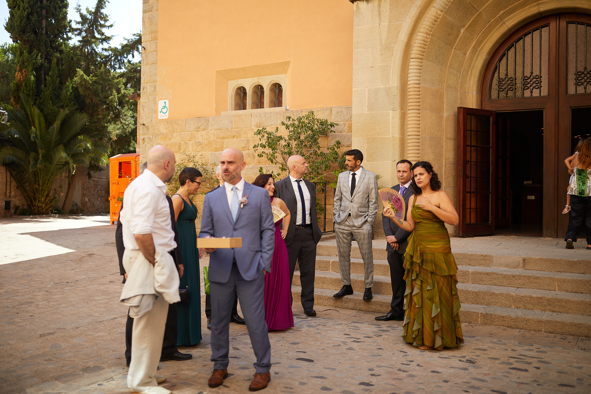invitados esperando en la entrada de la iglesia