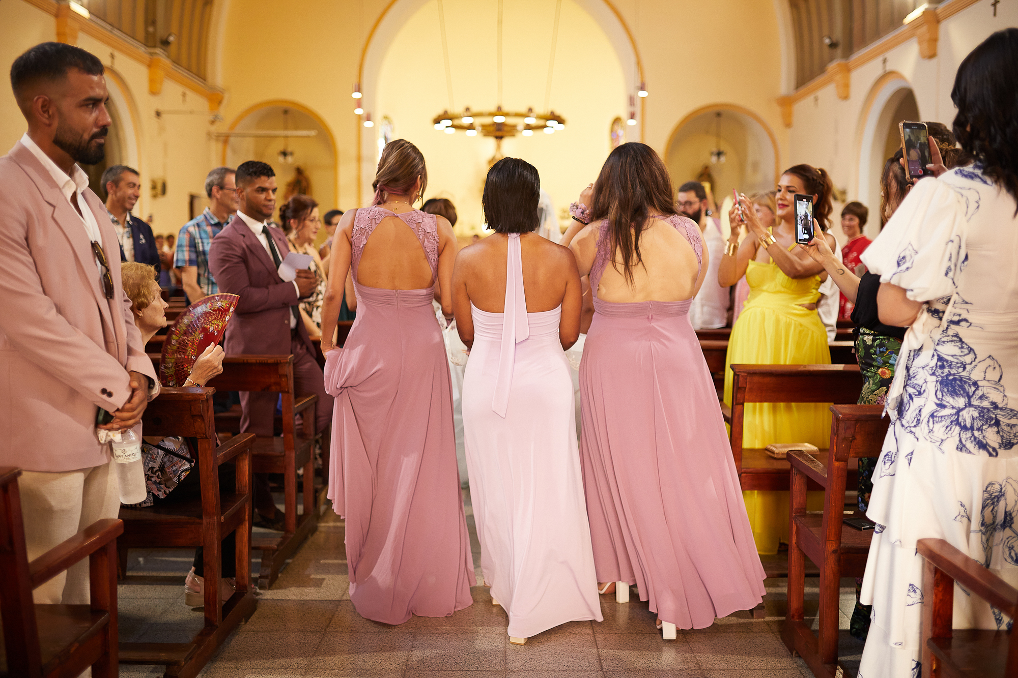 damas de honor entrando a la iglesia