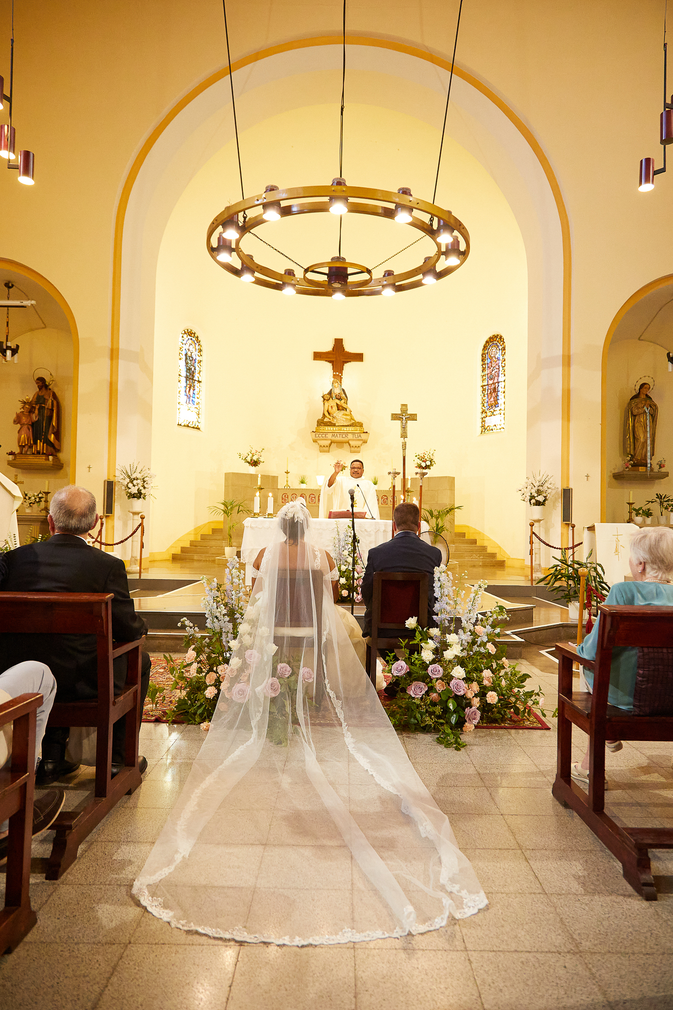 pareja de novios en la iglesia