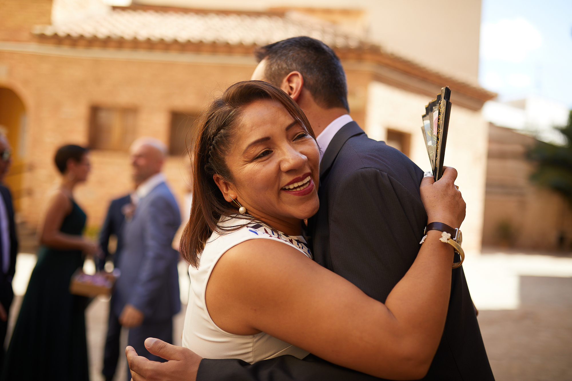 abrazo de pareja en la fiesta de bodas