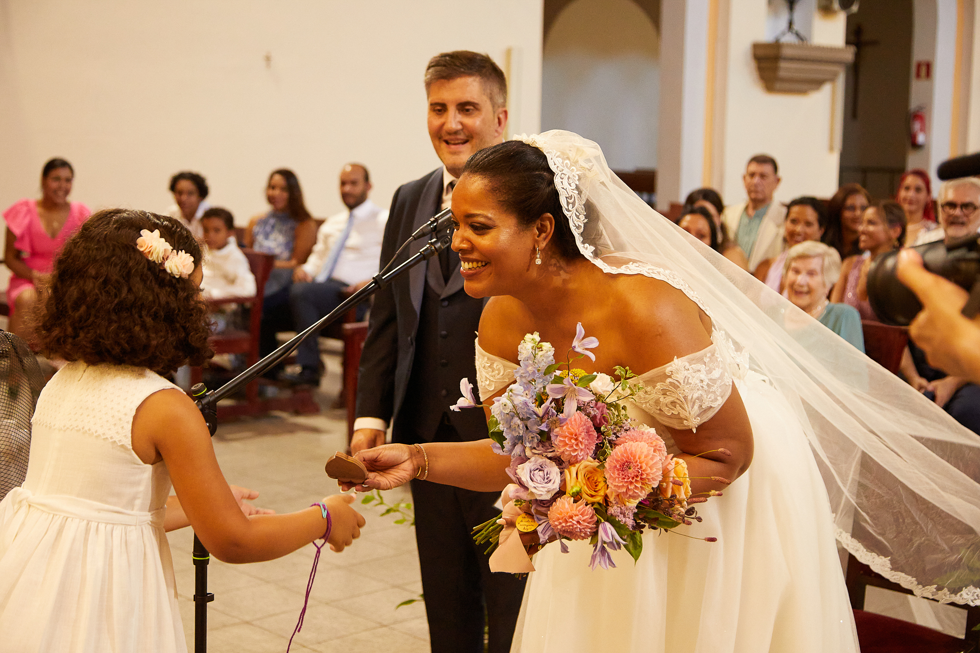paje entregando los anillos de boda