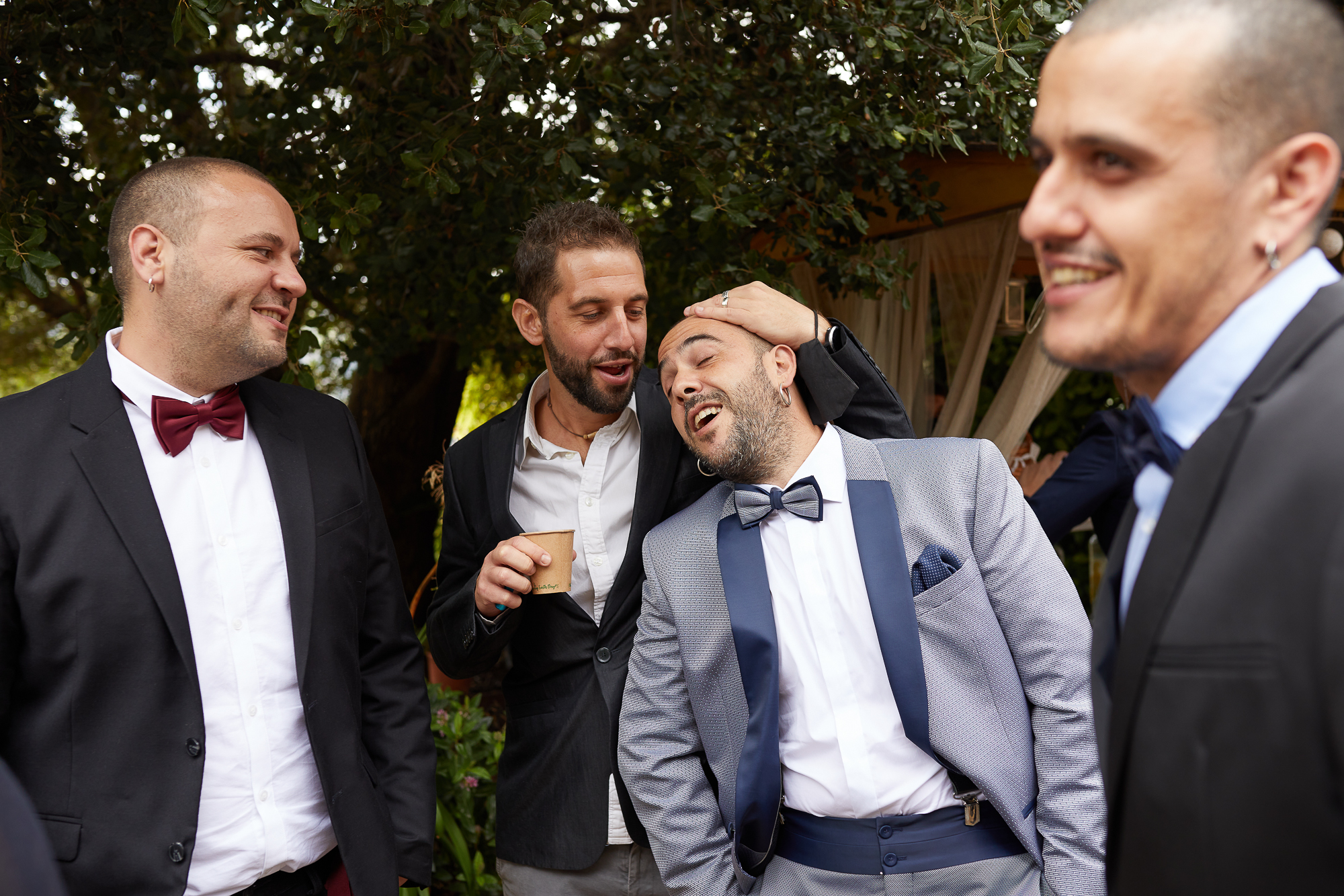el novio con sus amigos