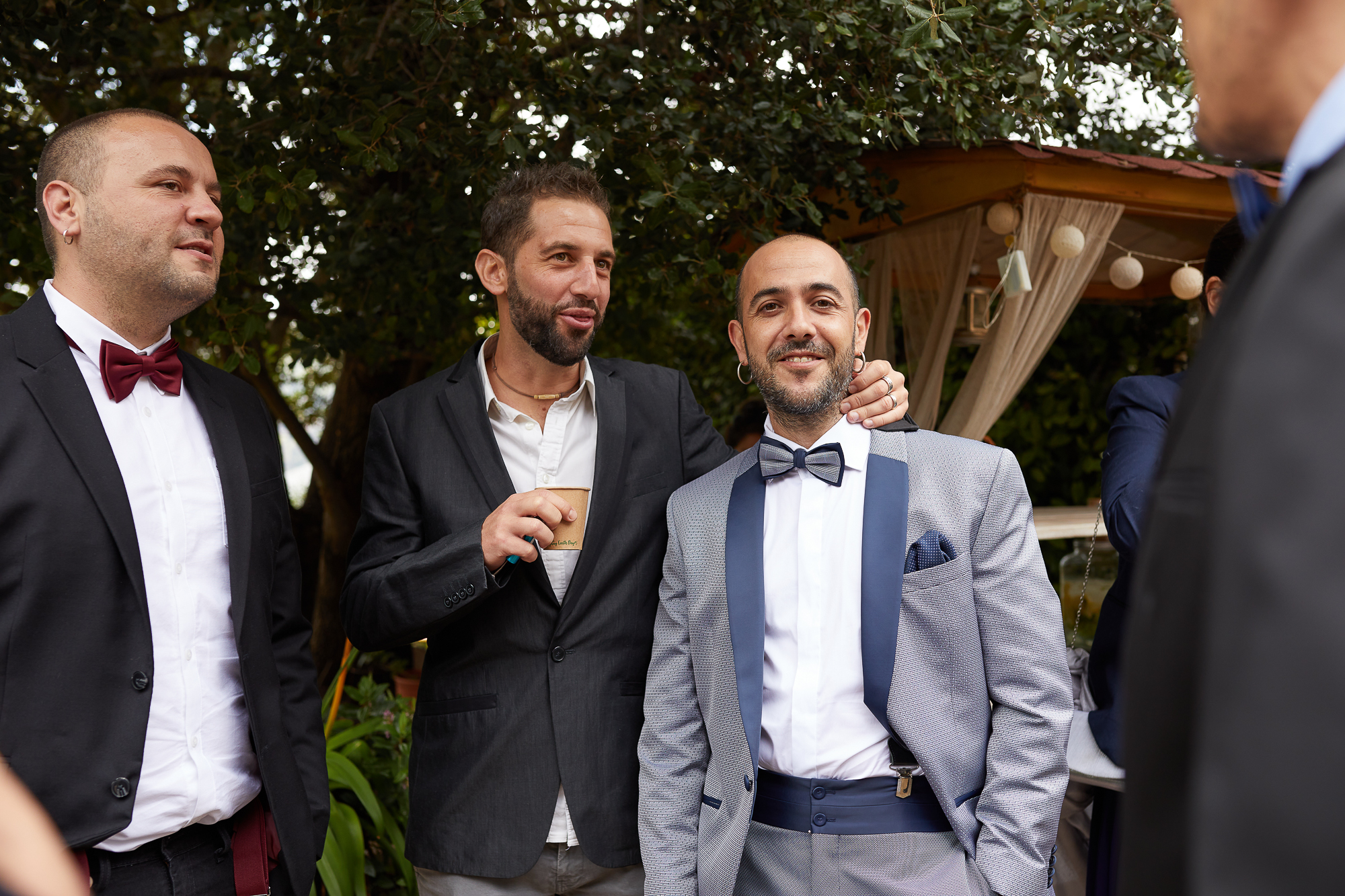 el novio con sus amigos