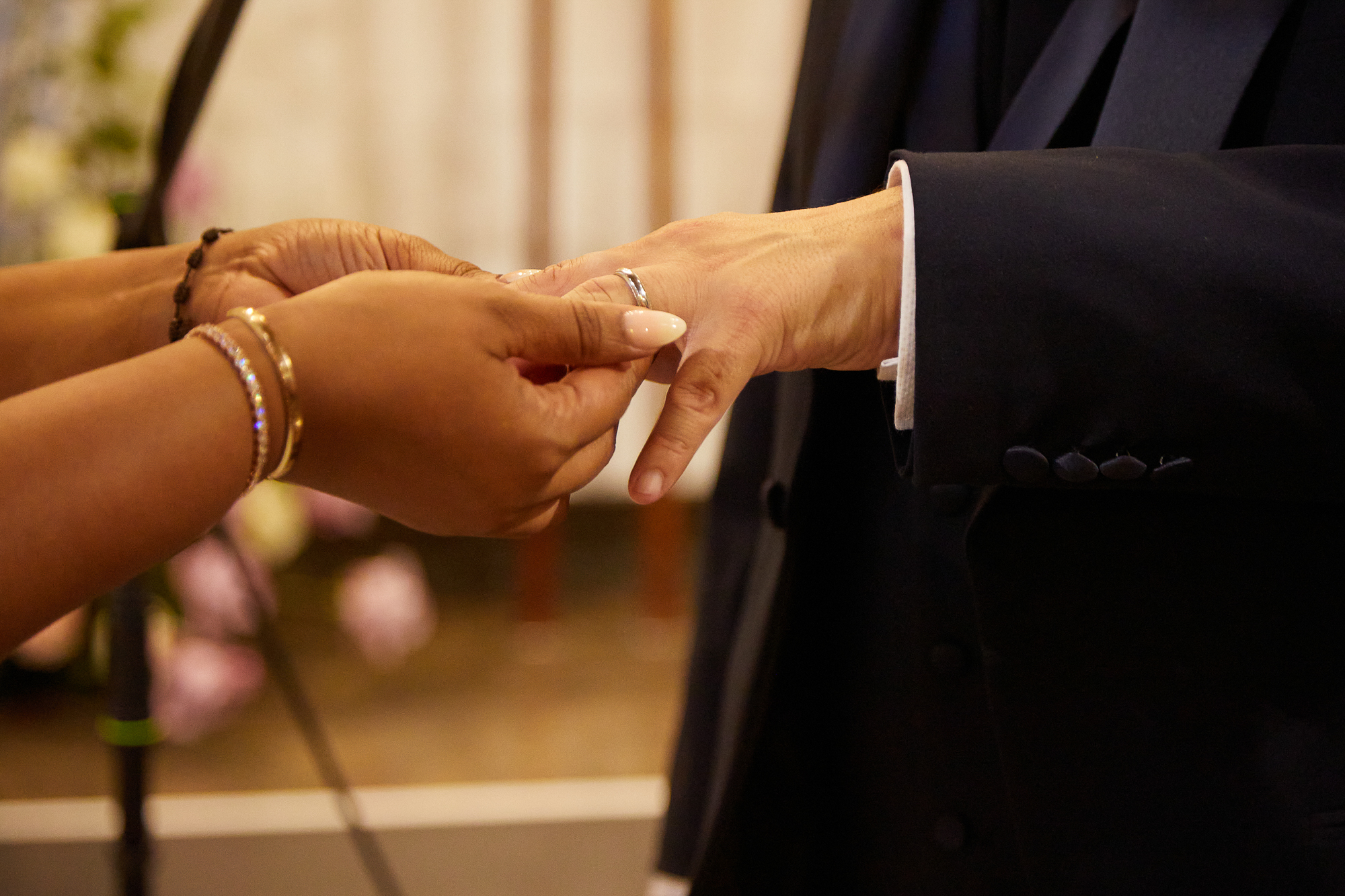 novia poniendo el anillo de bodas a su marido
