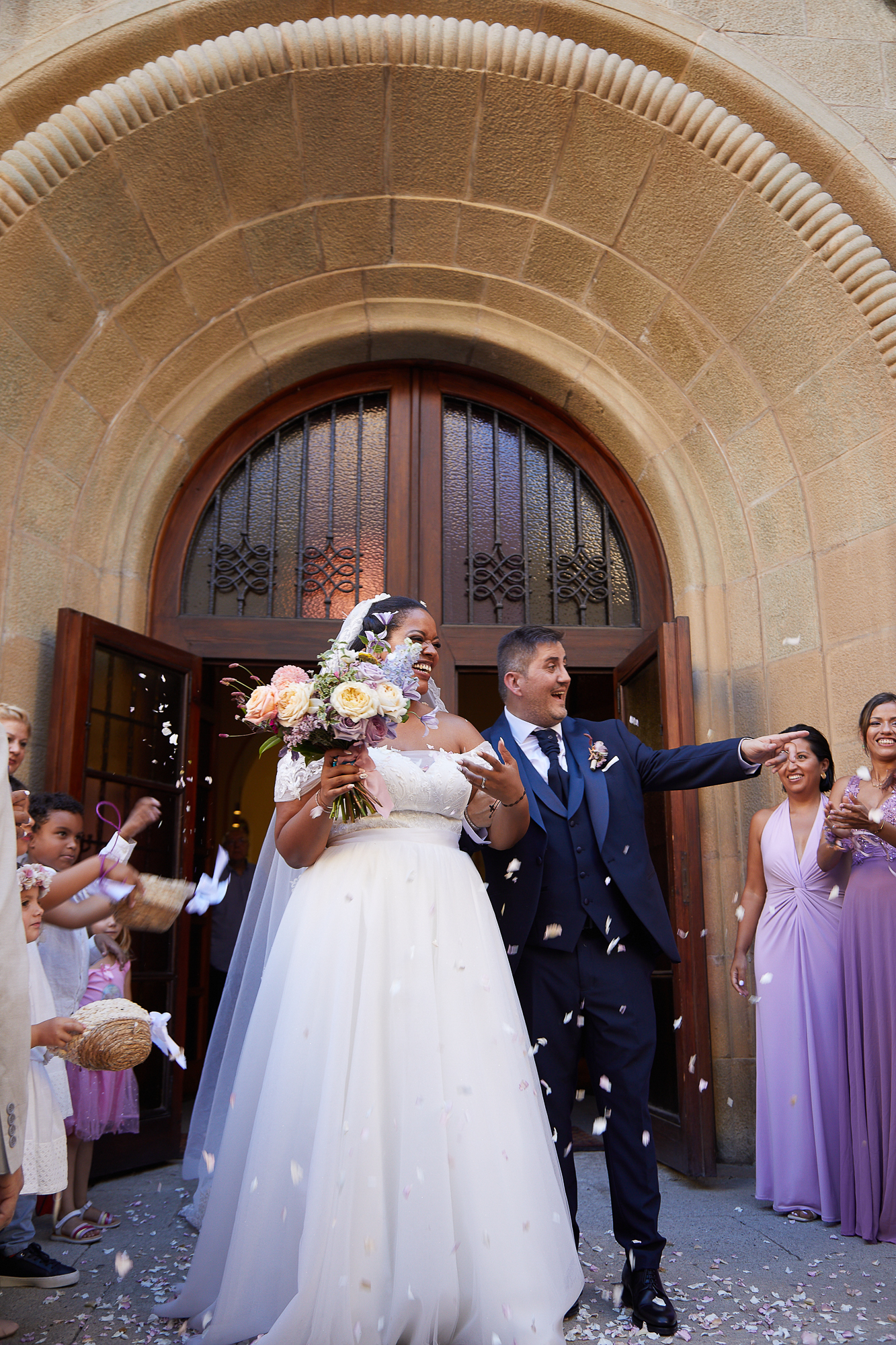 invitados lanzado flores a los novios