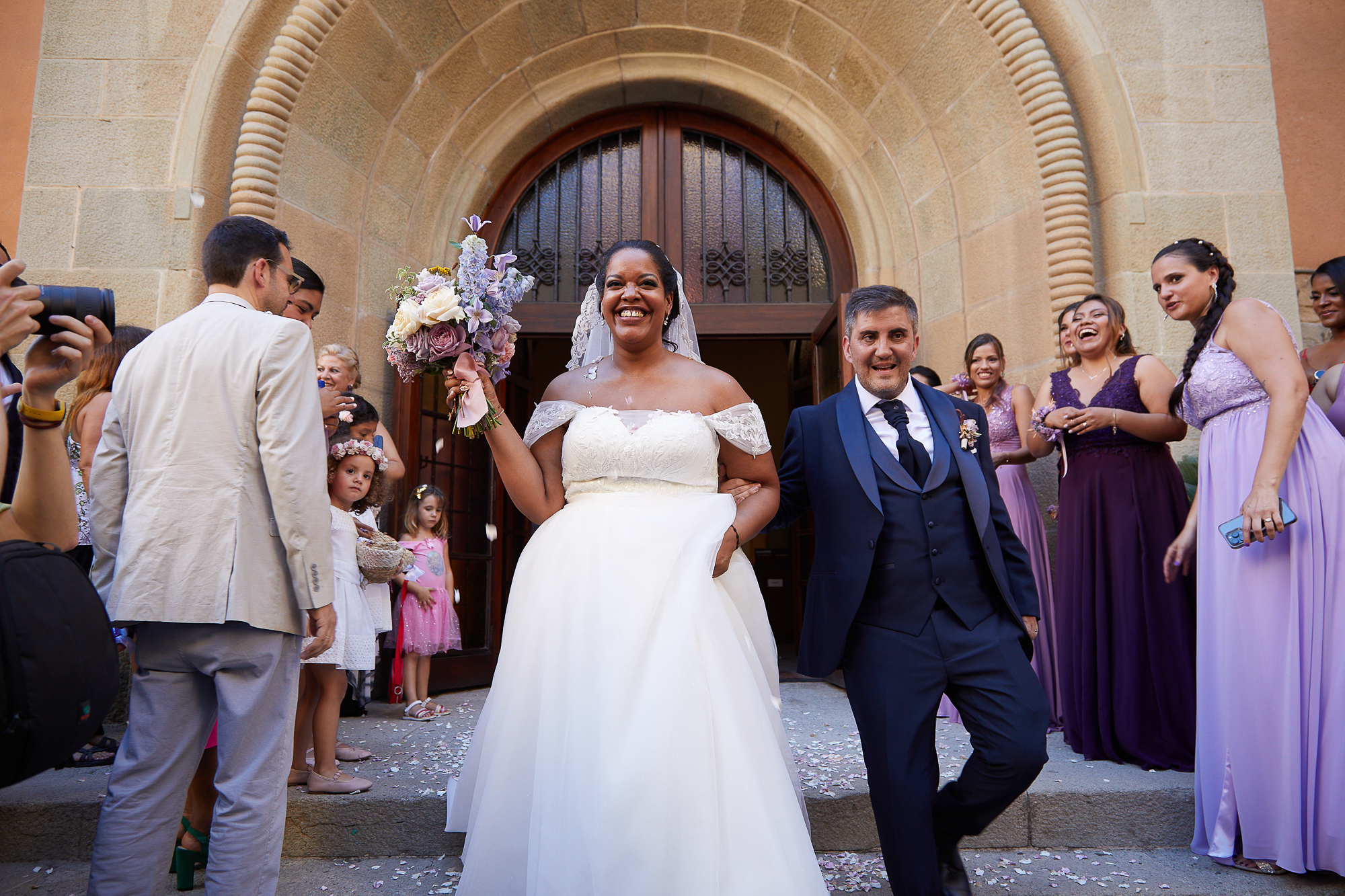 novios saliendo de la iglesia después de casarse