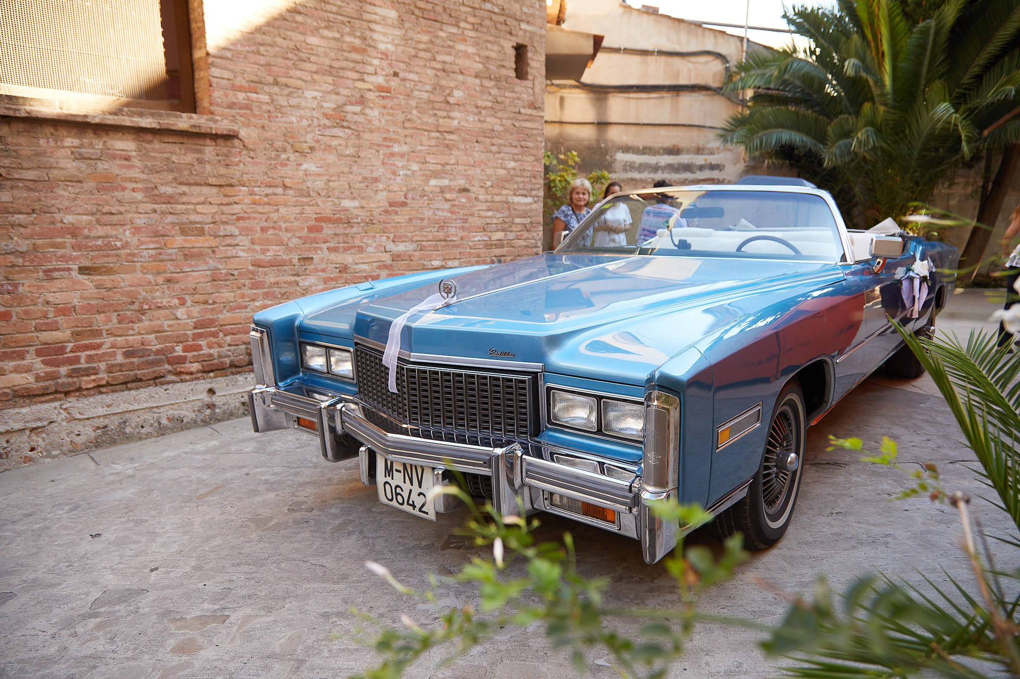 coche antiguo para llevar a los novios