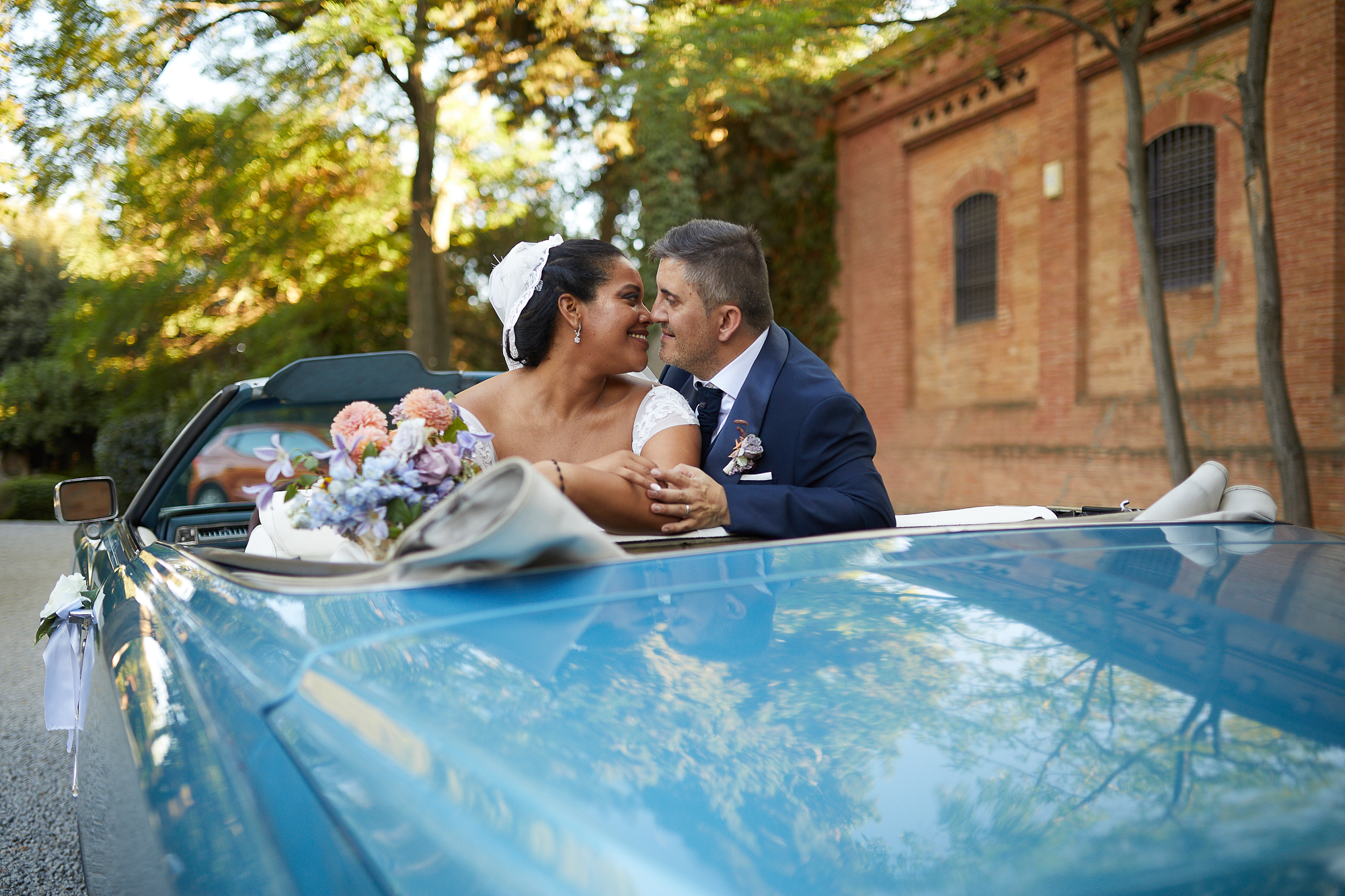 beso de novios dentro del coche