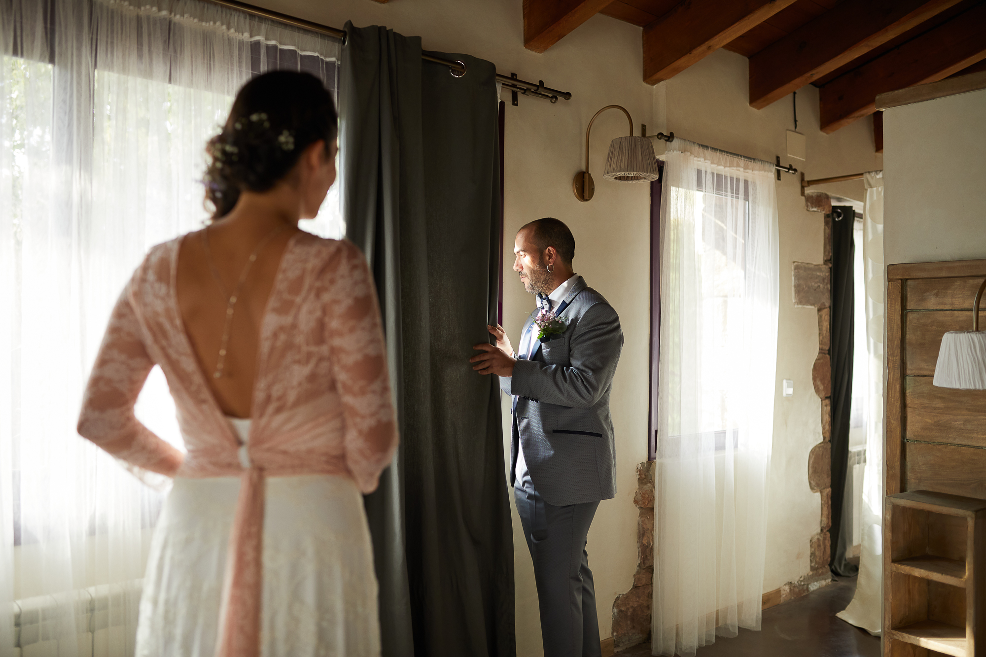 los novios mirando por la ventana