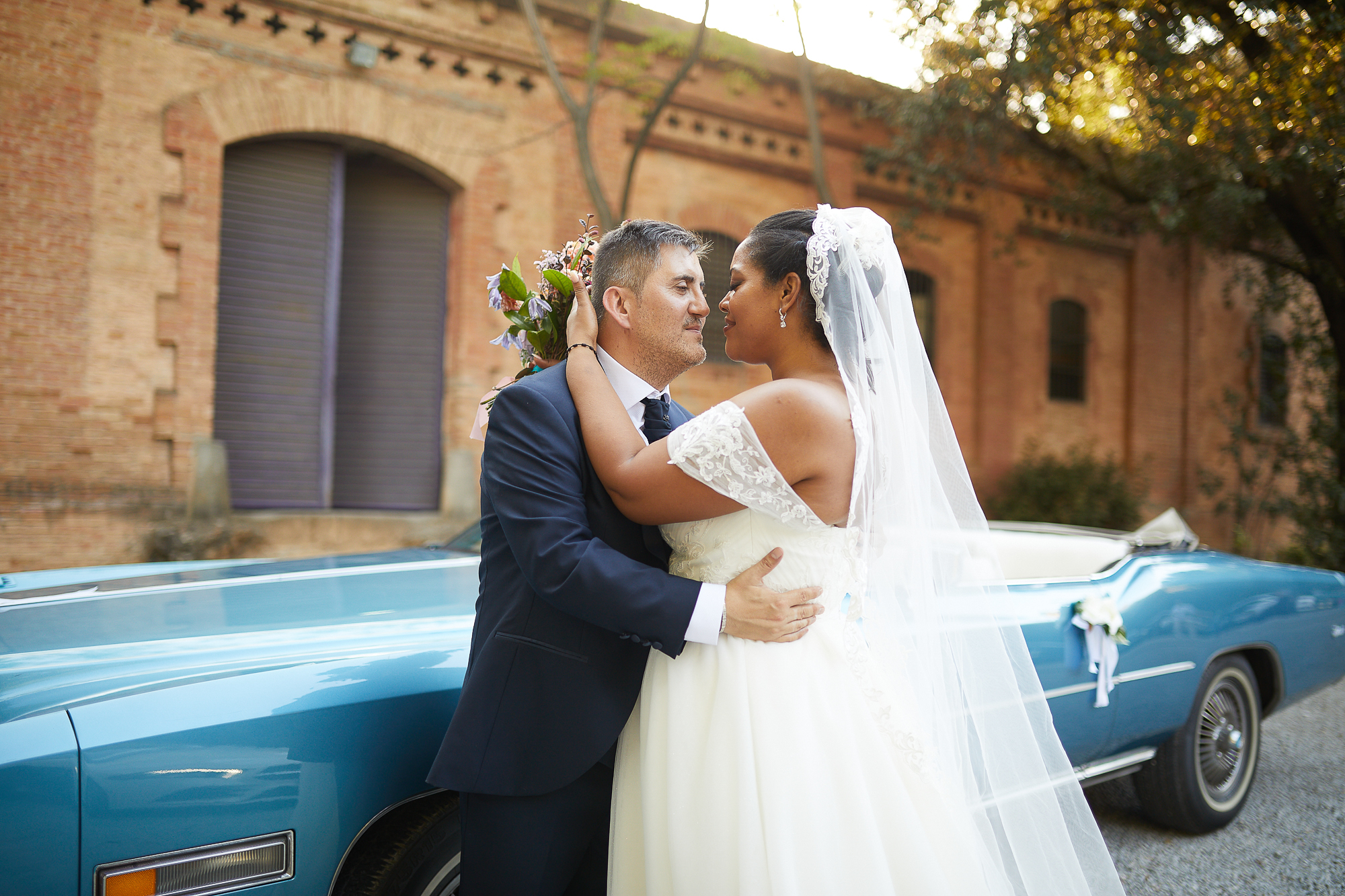 novios con el coche antiguo