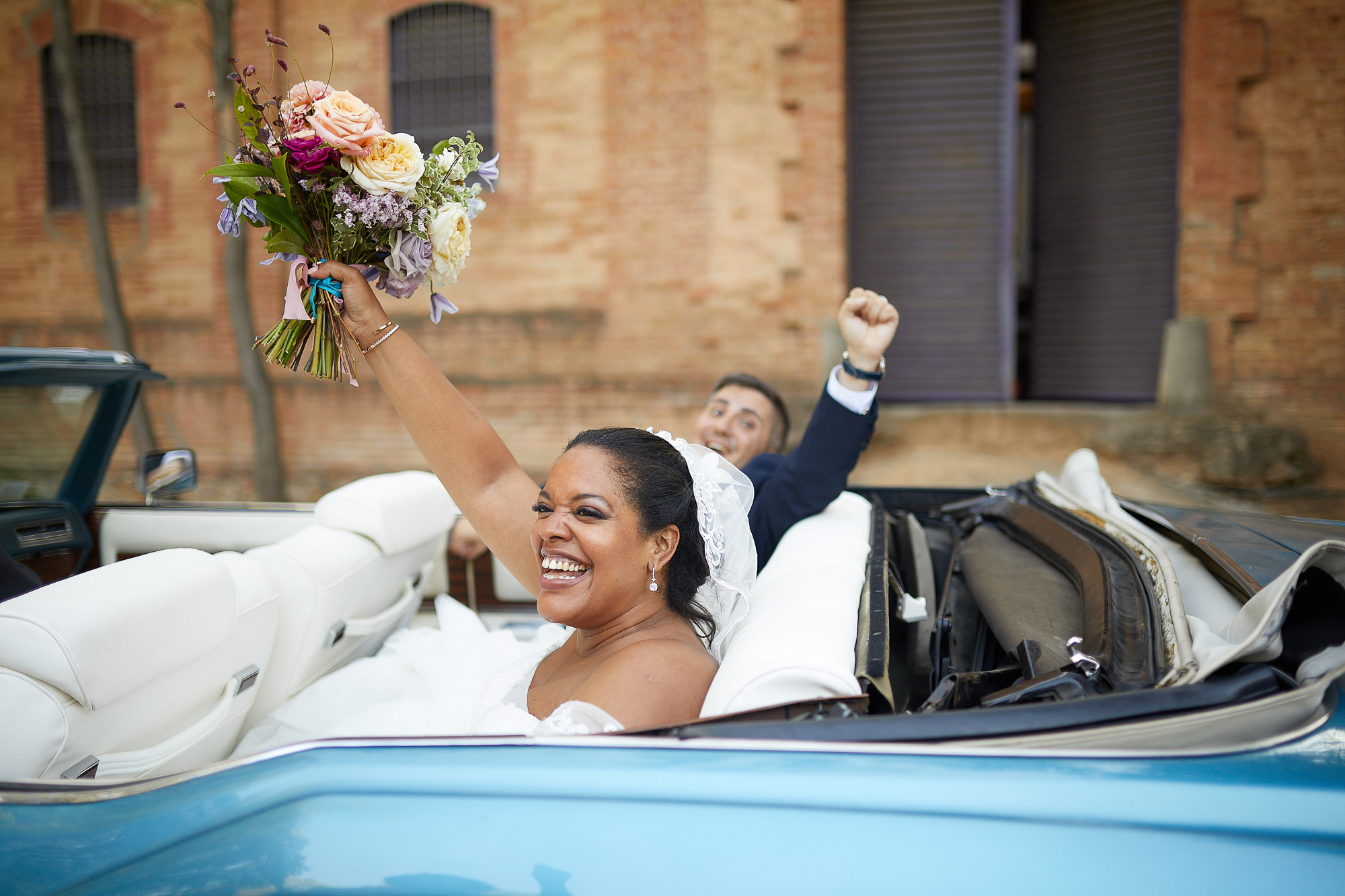 novios en el coche después de casarse