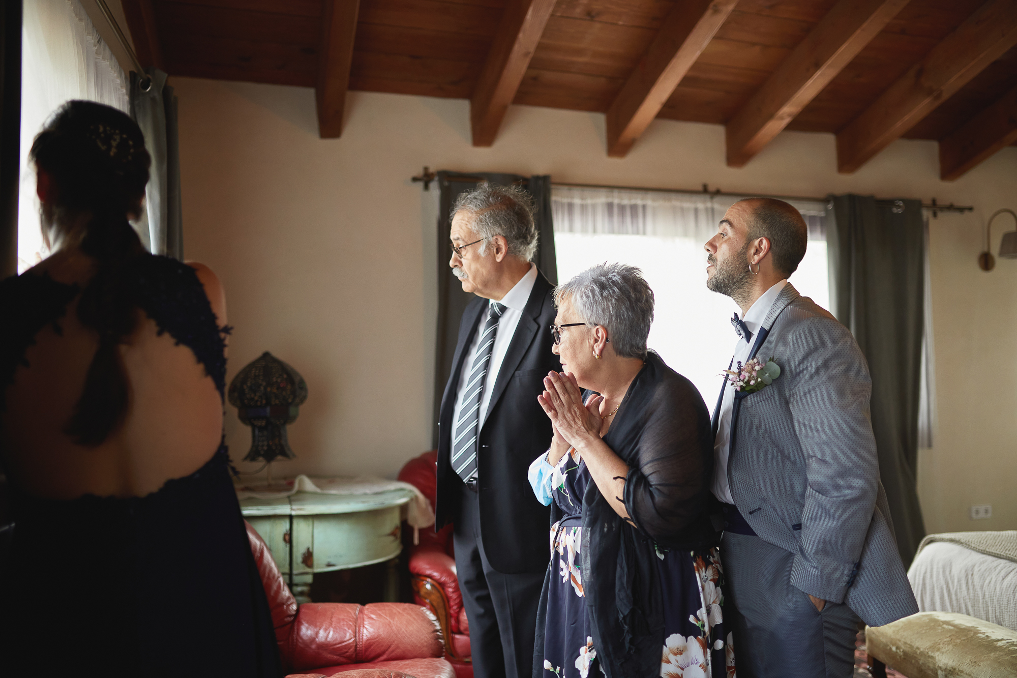 la familia del novio mirando por la ventana