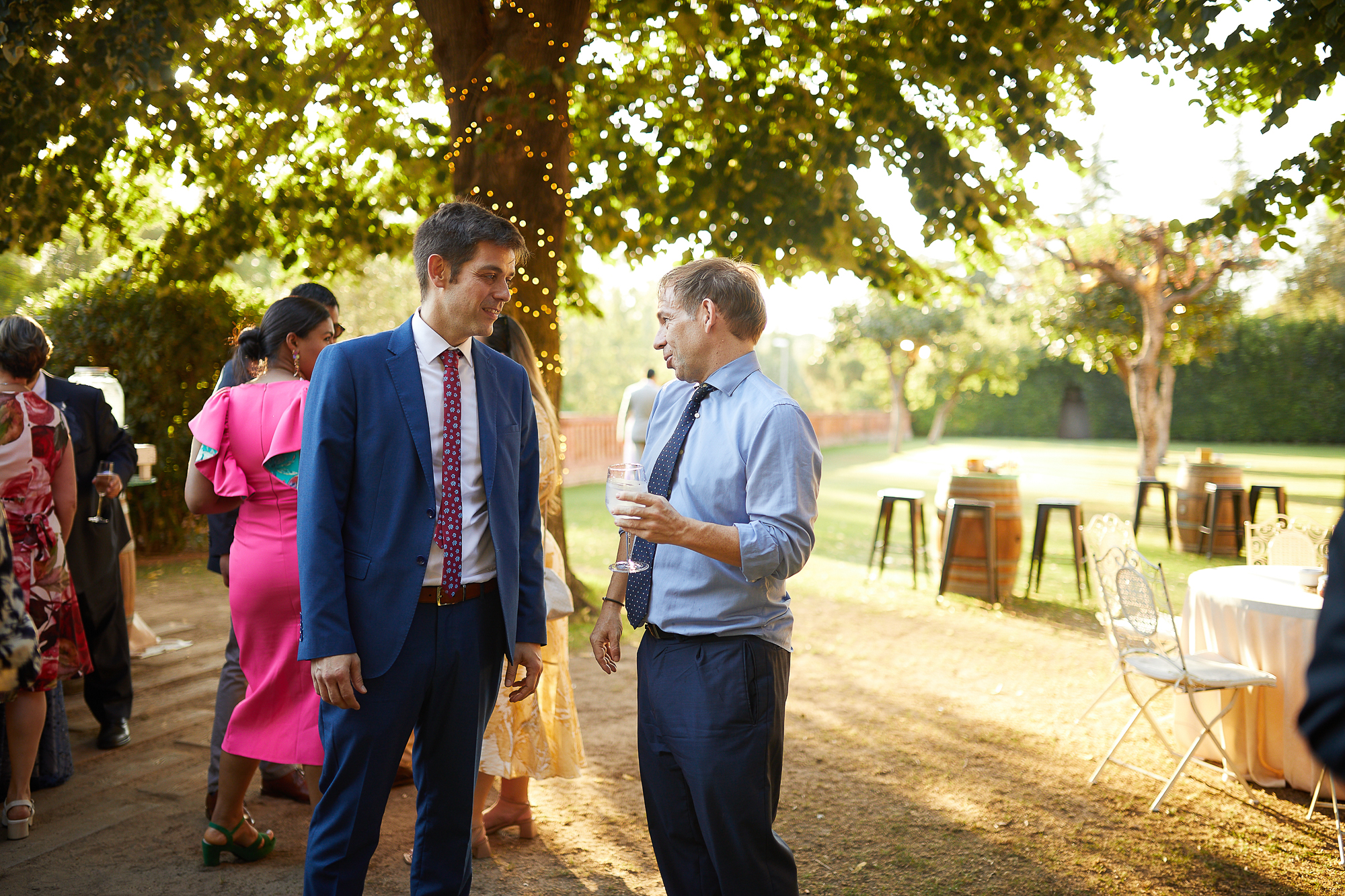 chicos hablando en la boda