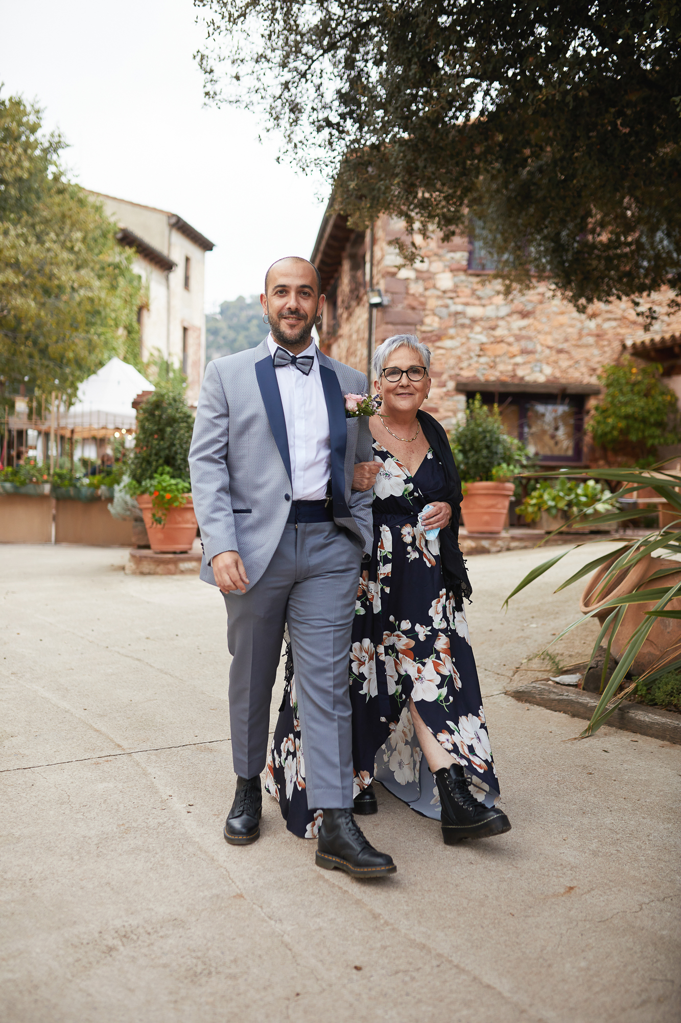 el novio con su madre en el patio