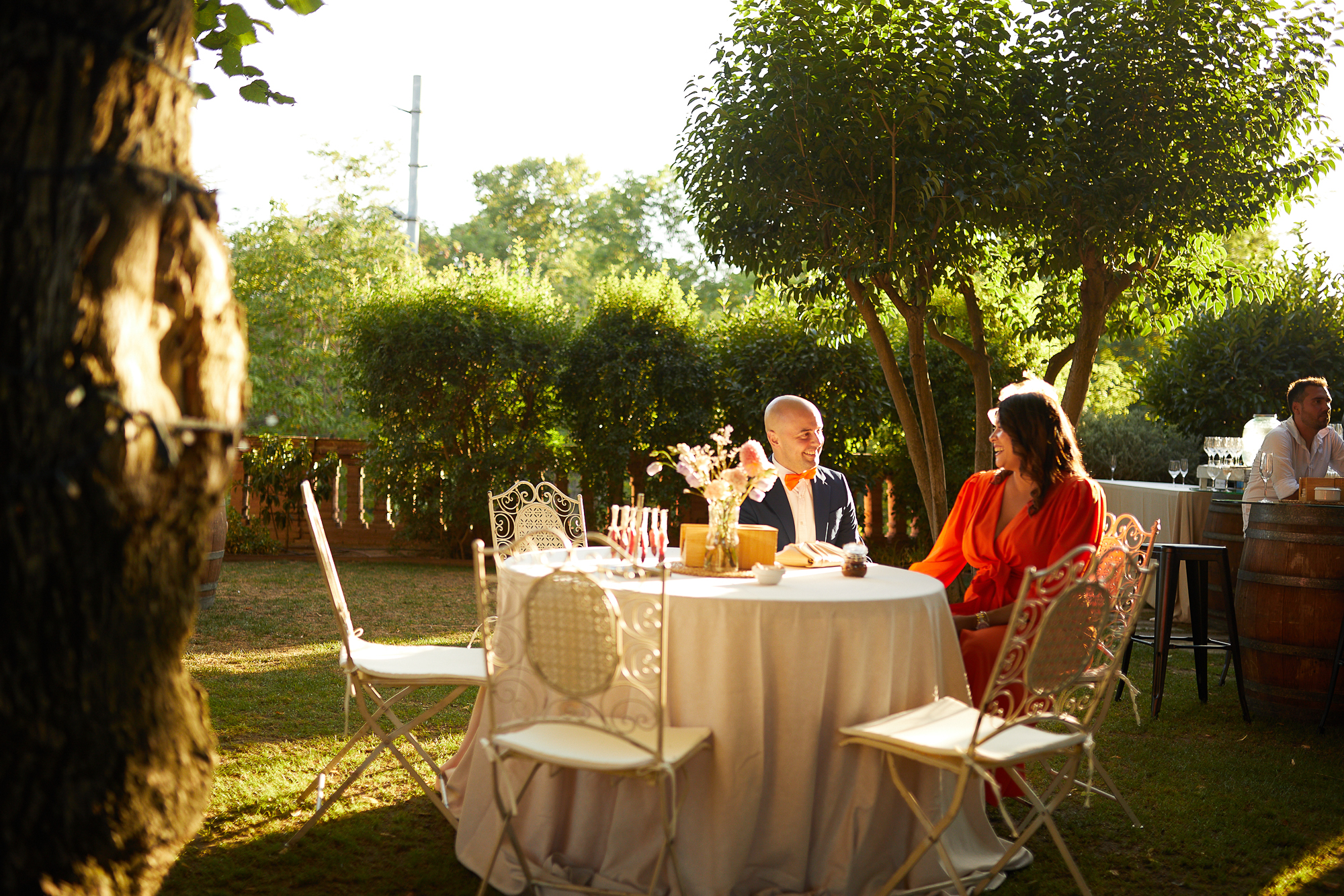 pareja de invitados a la boda hablando