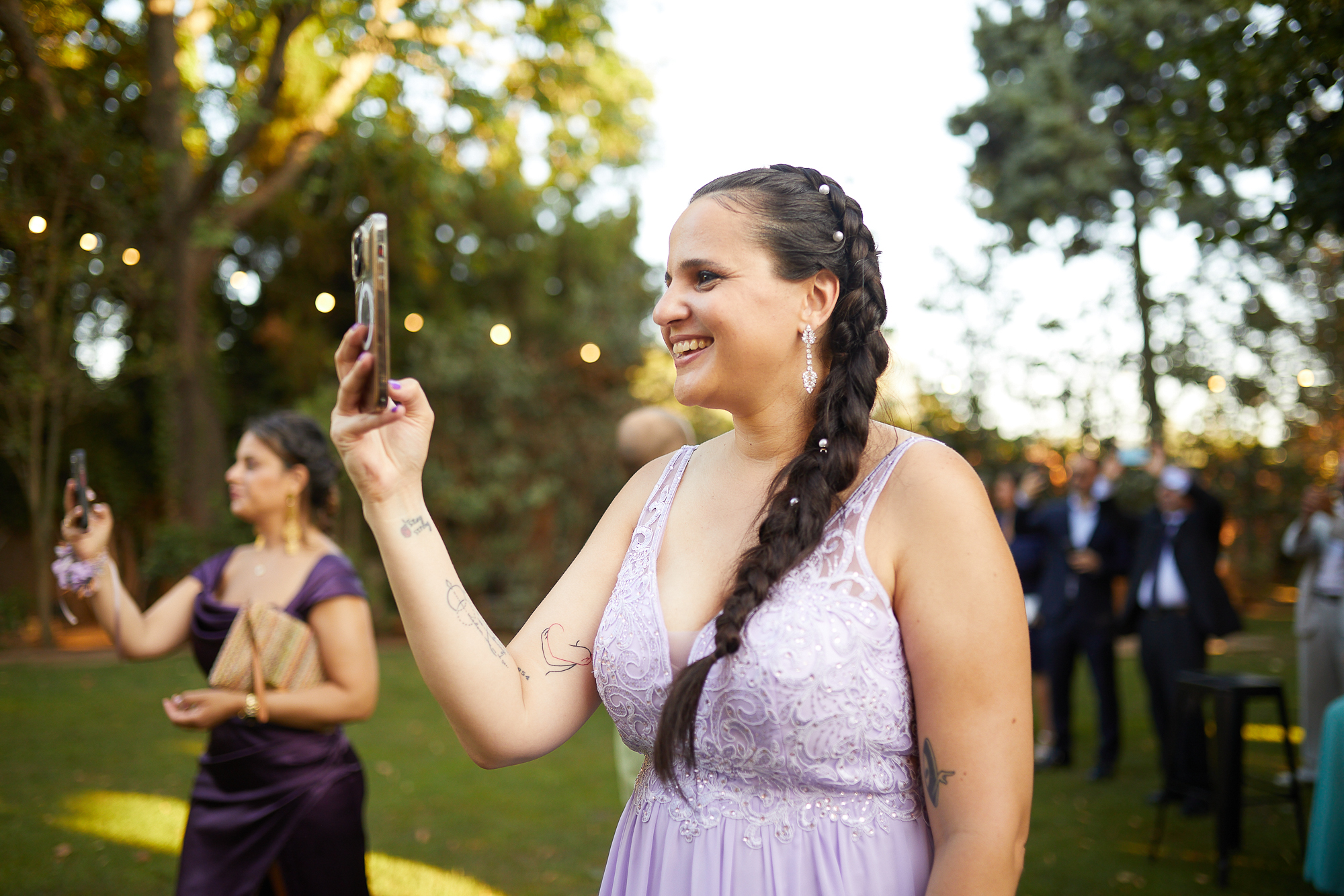 invitados inmortalizando los momentos con el móvil