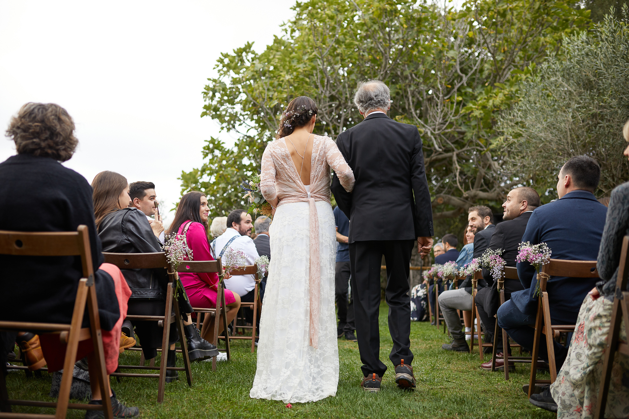 el padre de la novia la lleva al altar