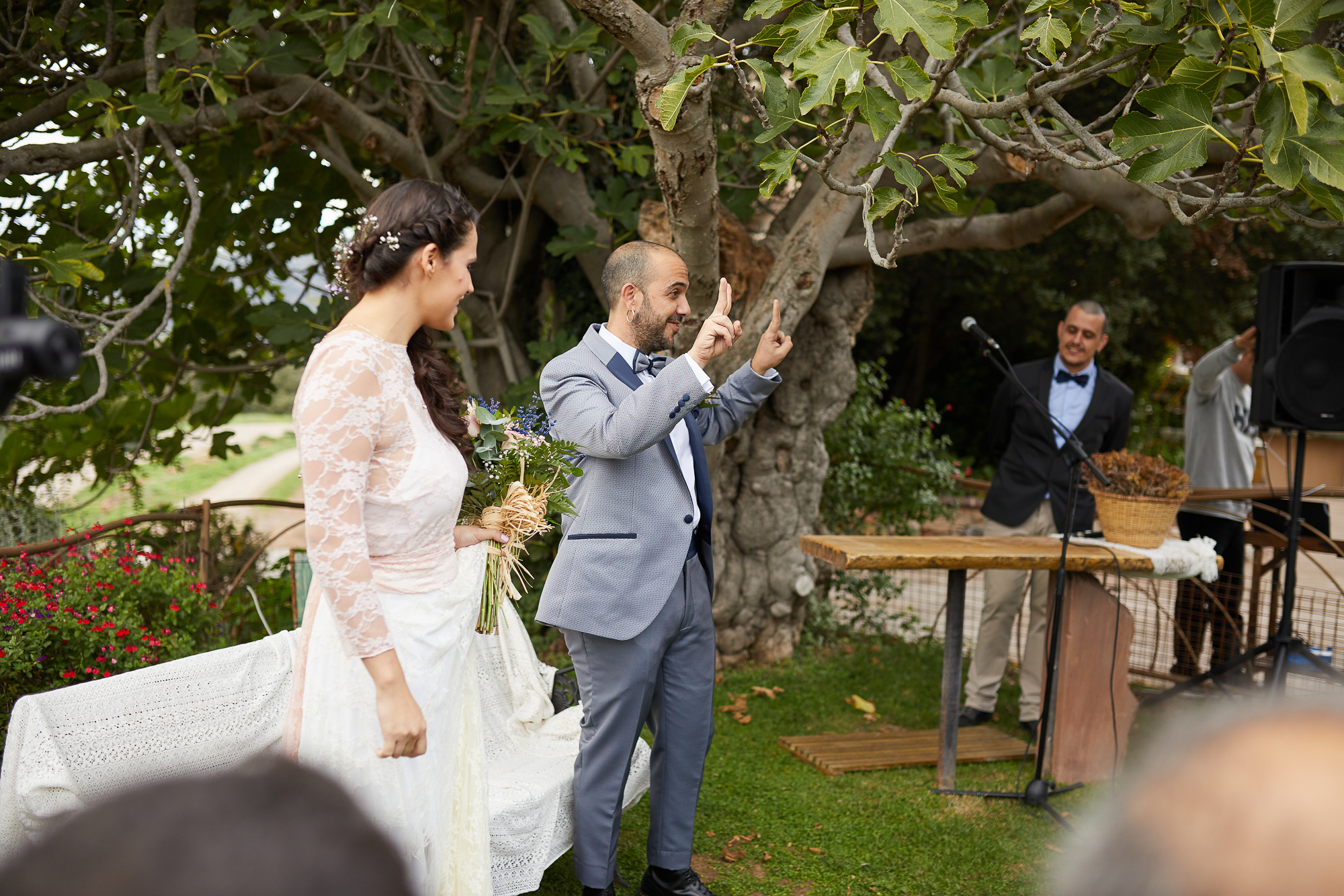 los novios en el jardin