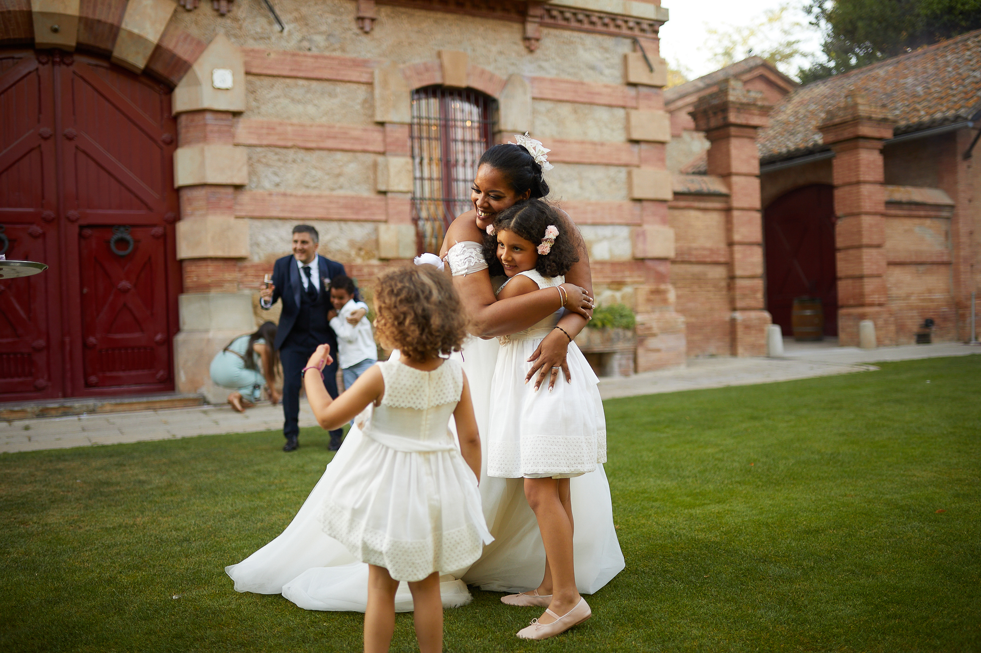 los novios abrazando a los pequeños de la familia