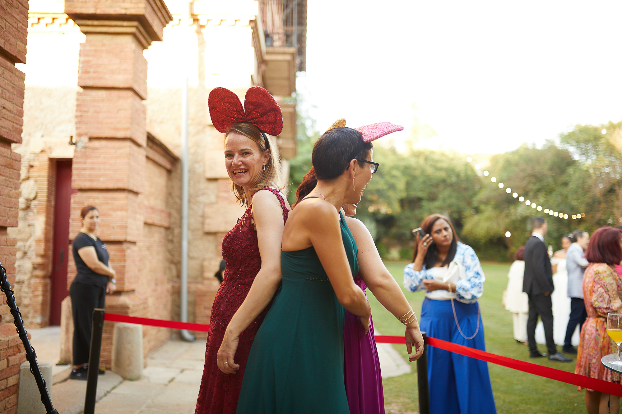 chicas disfrazadas en la fiesta de la boda