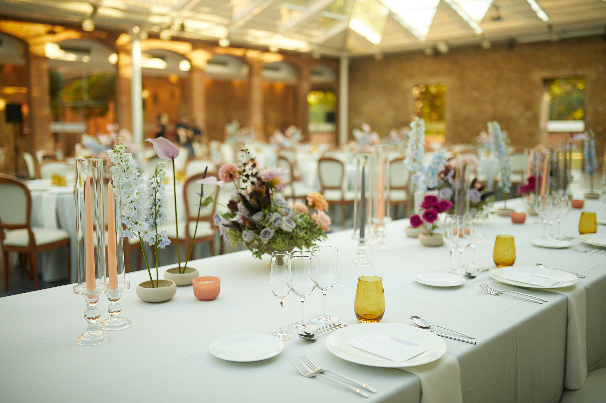 mesas decoradas para el banquete de bodas
