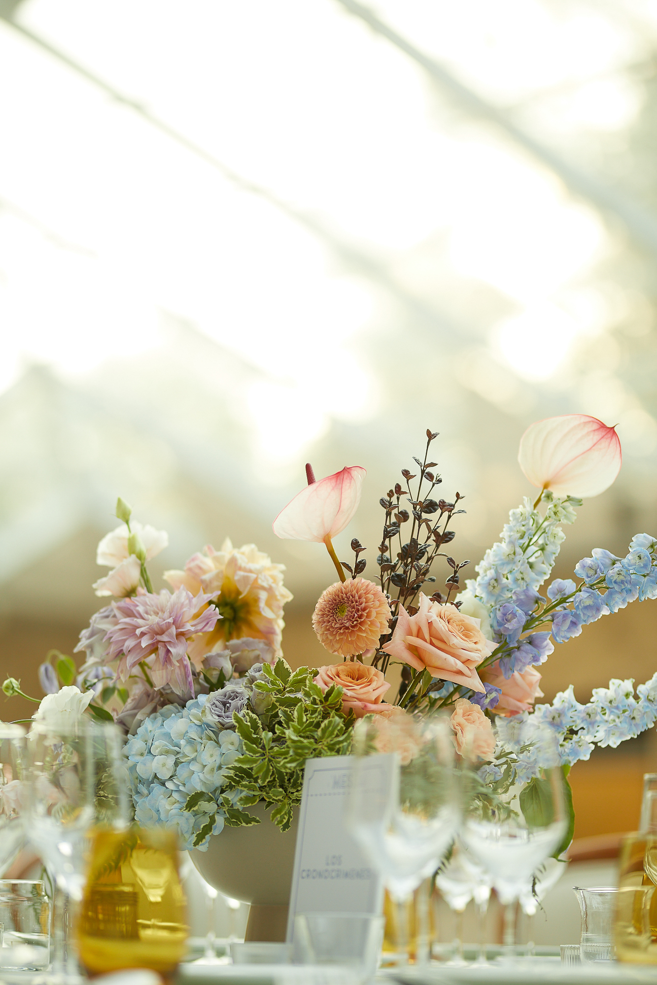 decoración de flores en la mesa del banquete de bodas