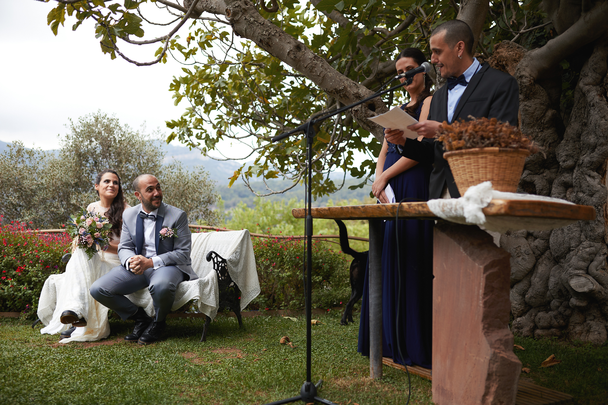los testigos de la boda leyendo unas palabras en el jardin