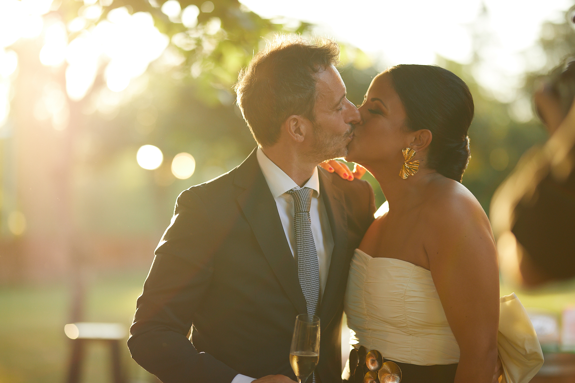 beso de pareja de invitados