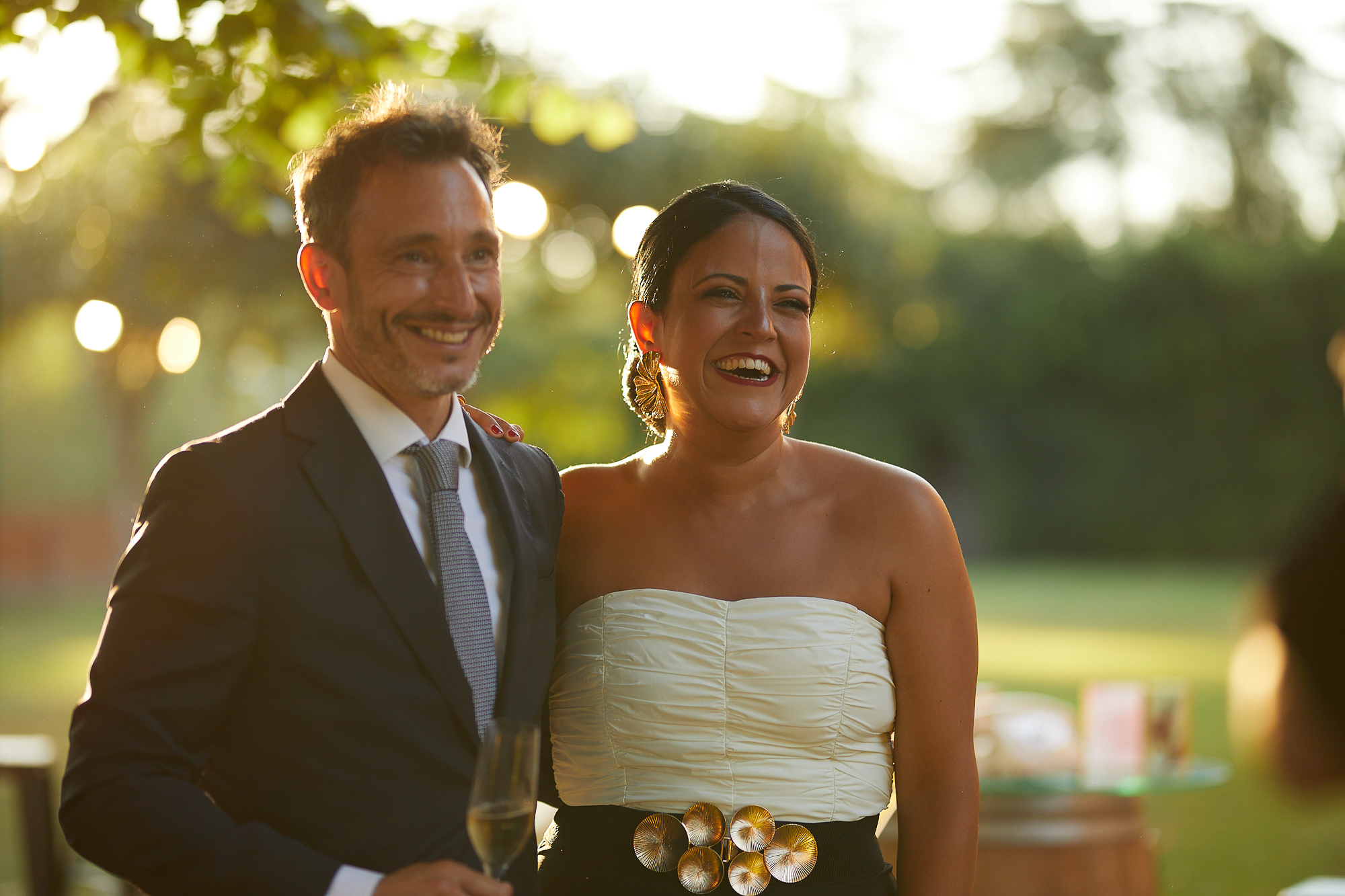 invitados en el catering de la boda sonriendo