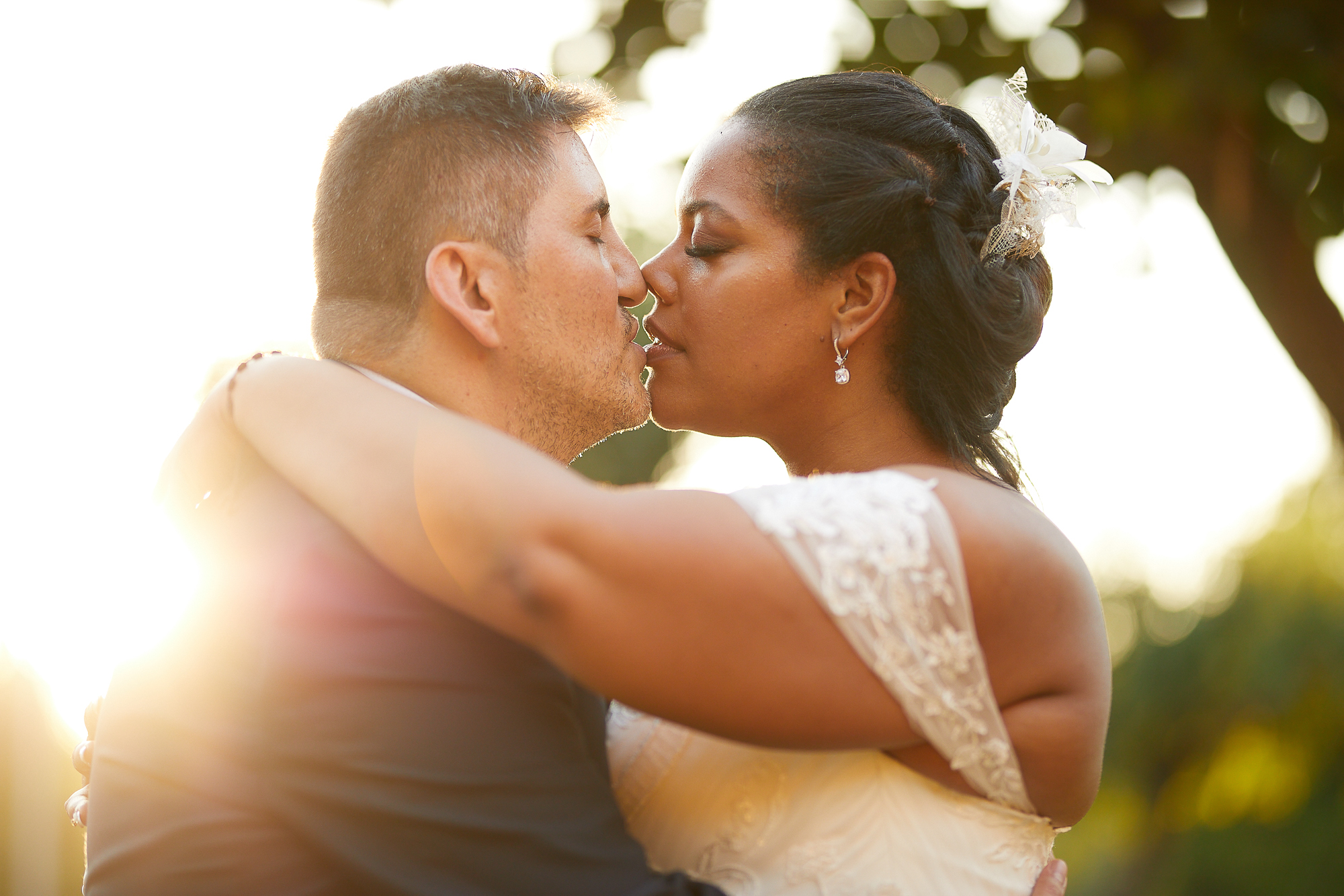 beso de novios en el bosque