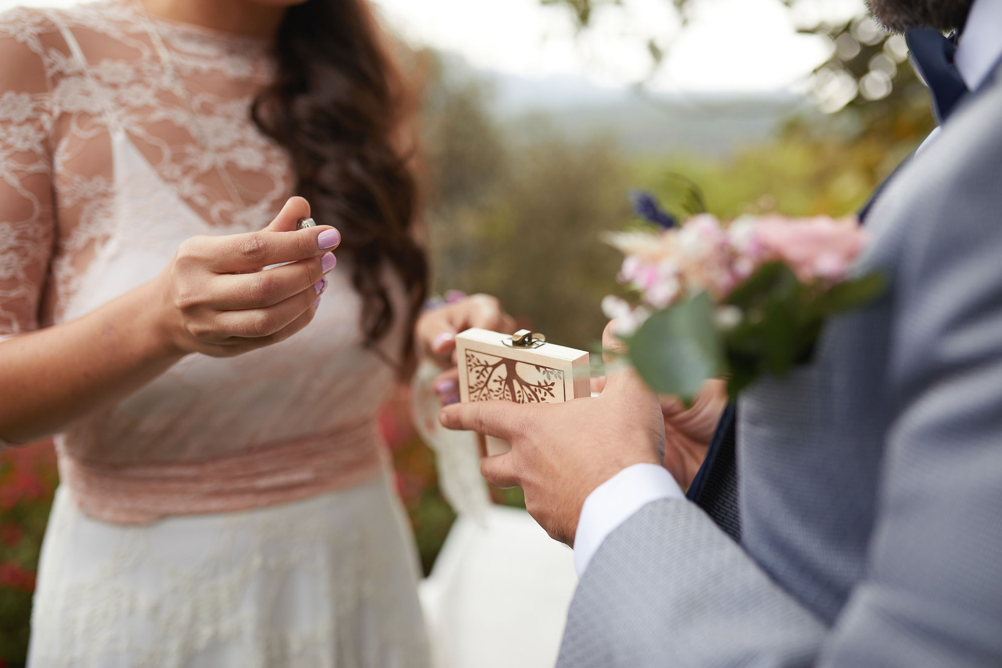 novia poniendo el anillo al novio