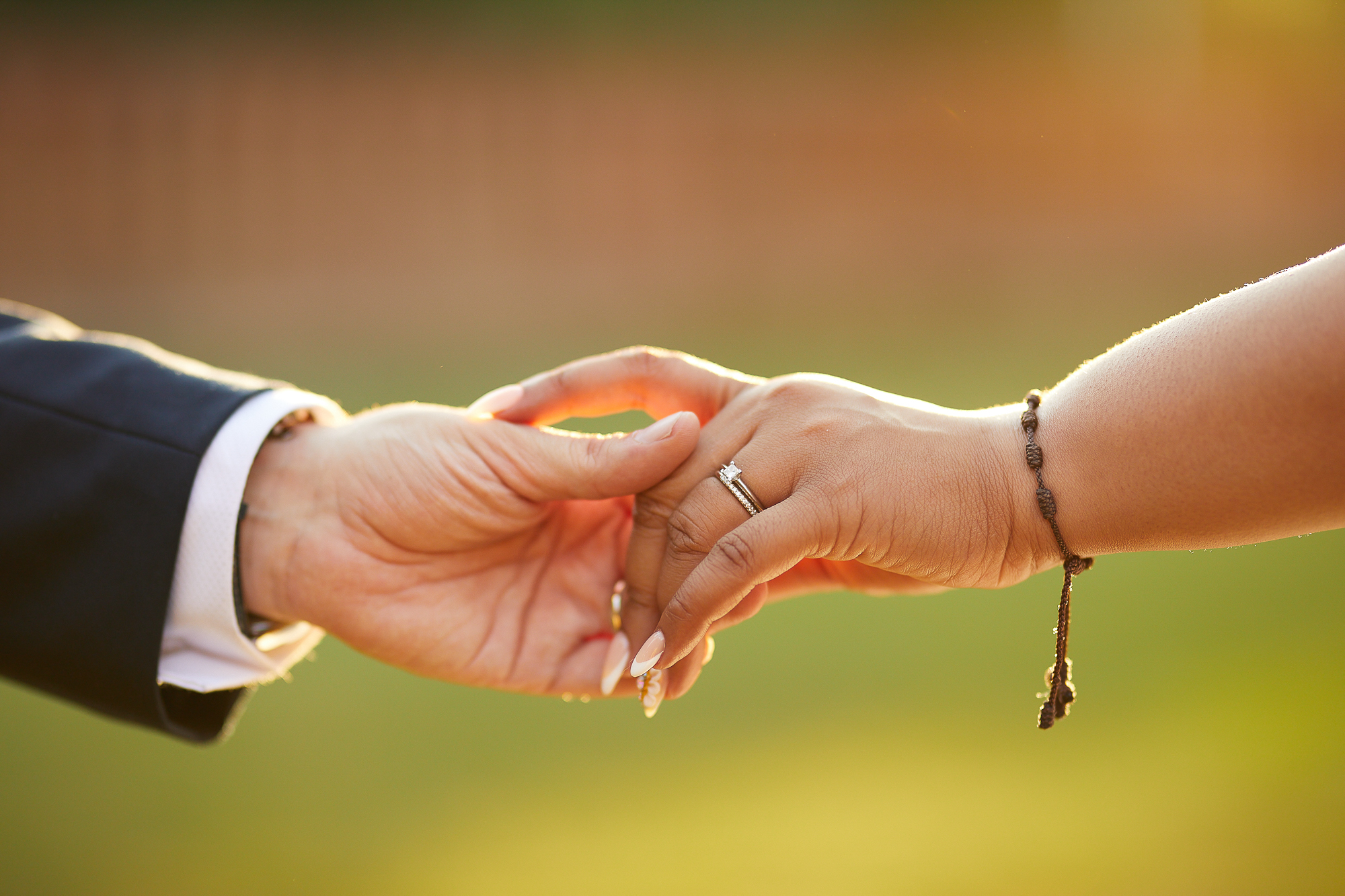 manos de novios enseñando el anillo de bodas