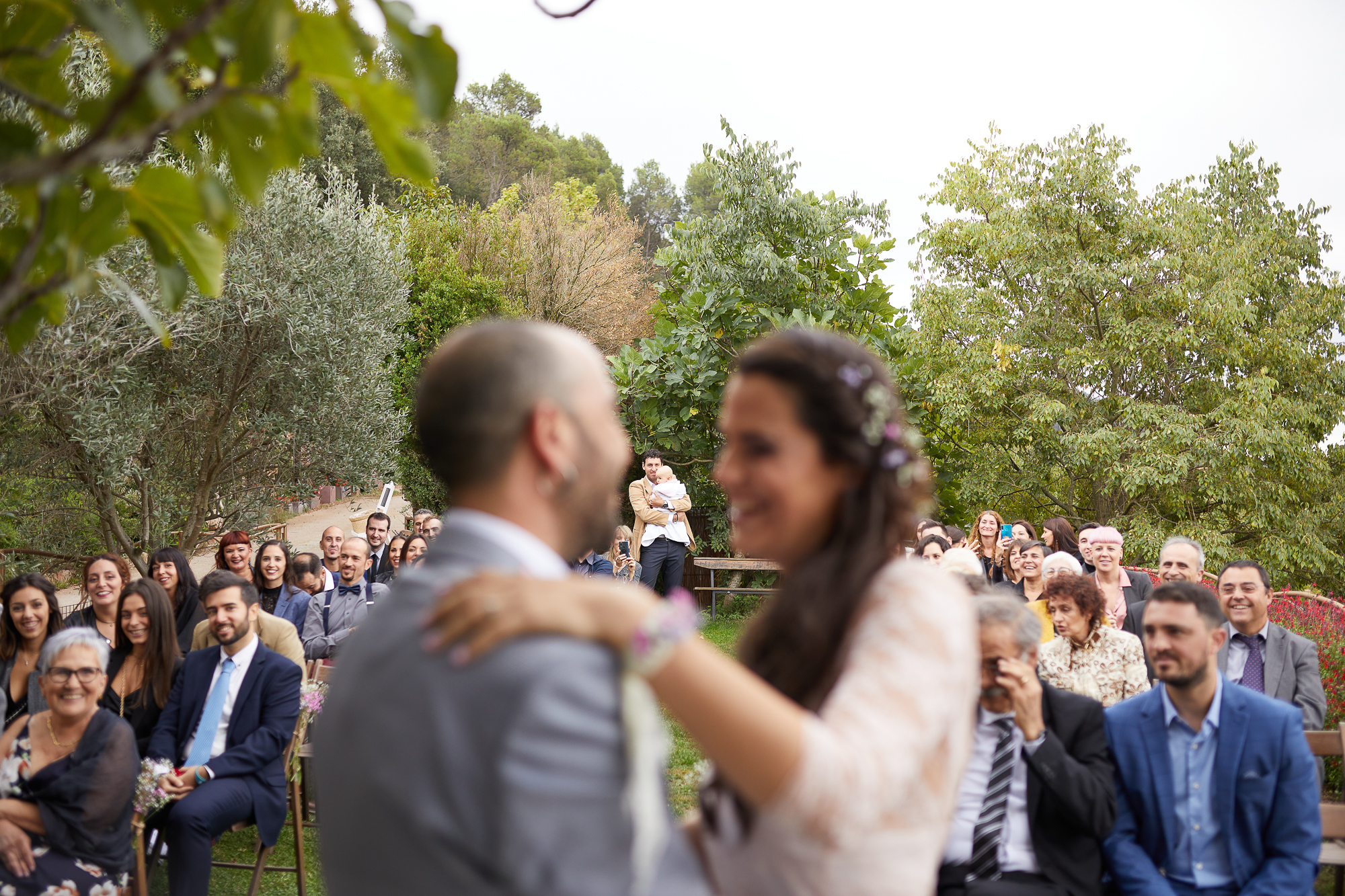 los novios posando para la foto