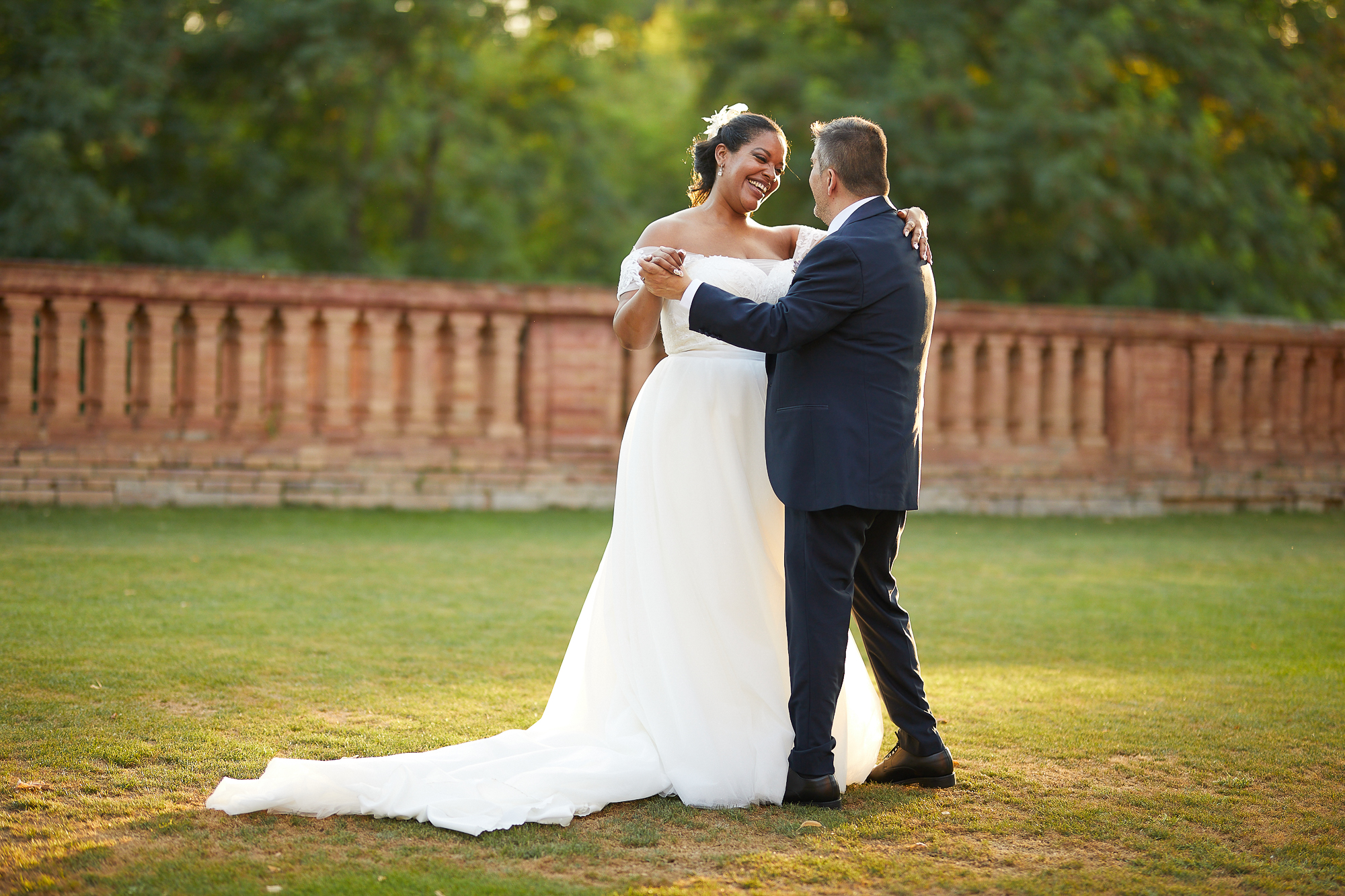 recien casados bailando sonrientes