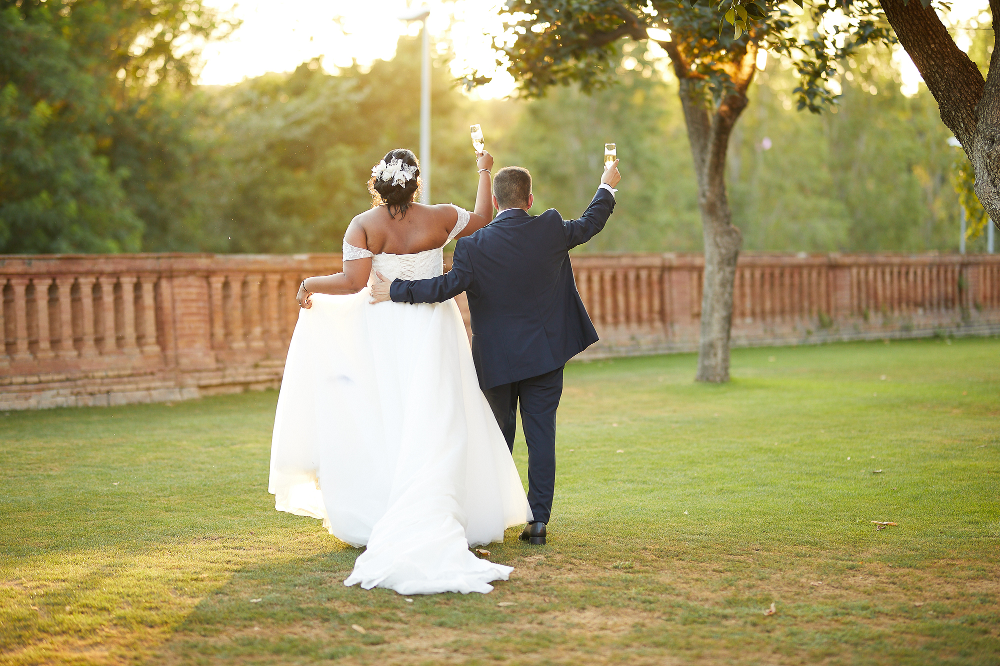 pareja de novios de espaldas