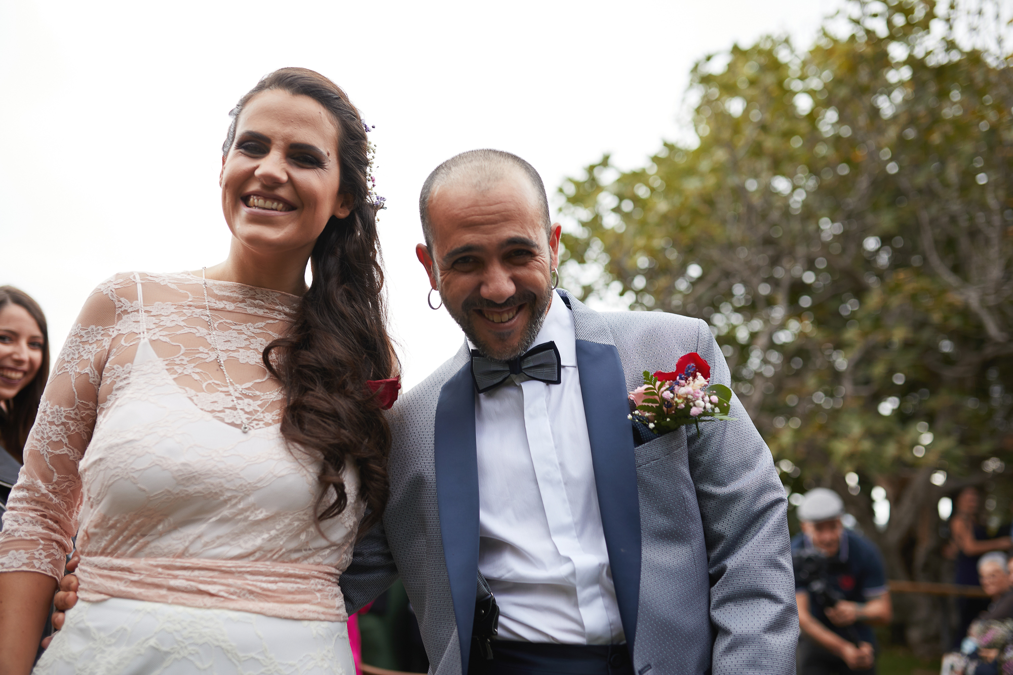 los novios posando para la foto